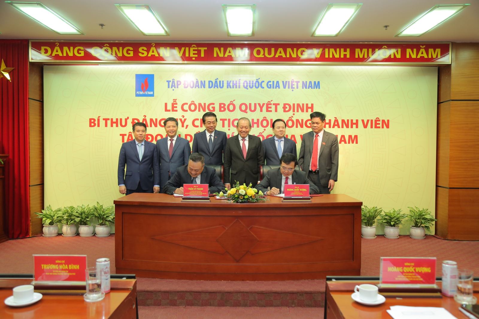 Phó Thủ tướng Trương Hoà Bình và cáclãnh đạo Đảng, Nhà nước chứng kiến lễ ký bàn giao nhiệm vụ