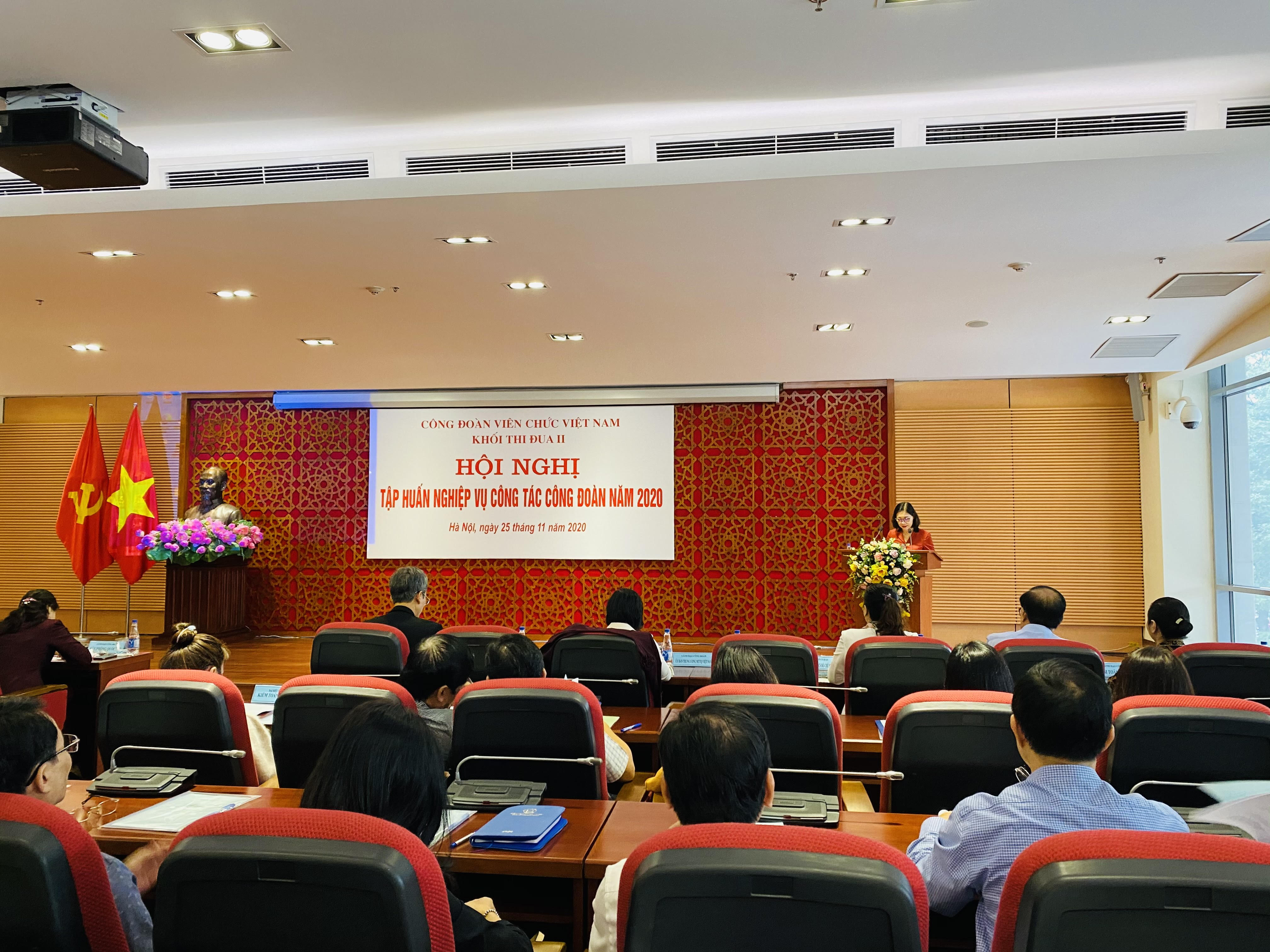 Phó chủ tịch Thường trực Công đoàn Viên chức Việt Nam Nguyễn Giang Tuệ Minh giới thiệu Điều lệ Công đoàn 