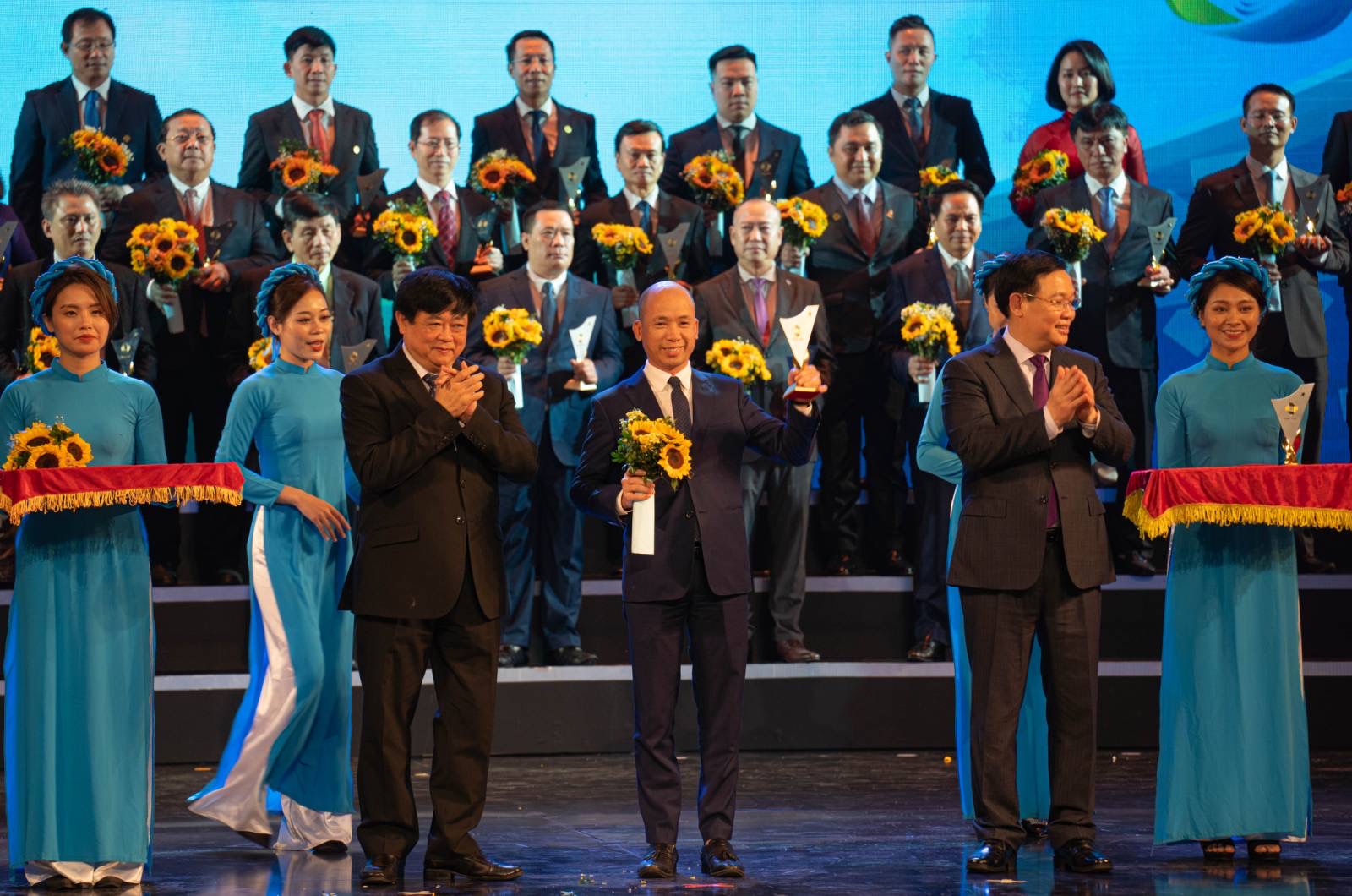Ông Nhữ Văn Hoan – Phó Tổng Giám đốc Thường trực Tập đoàn Sơn Hà nhận danh hiệu tại buổi Lễ