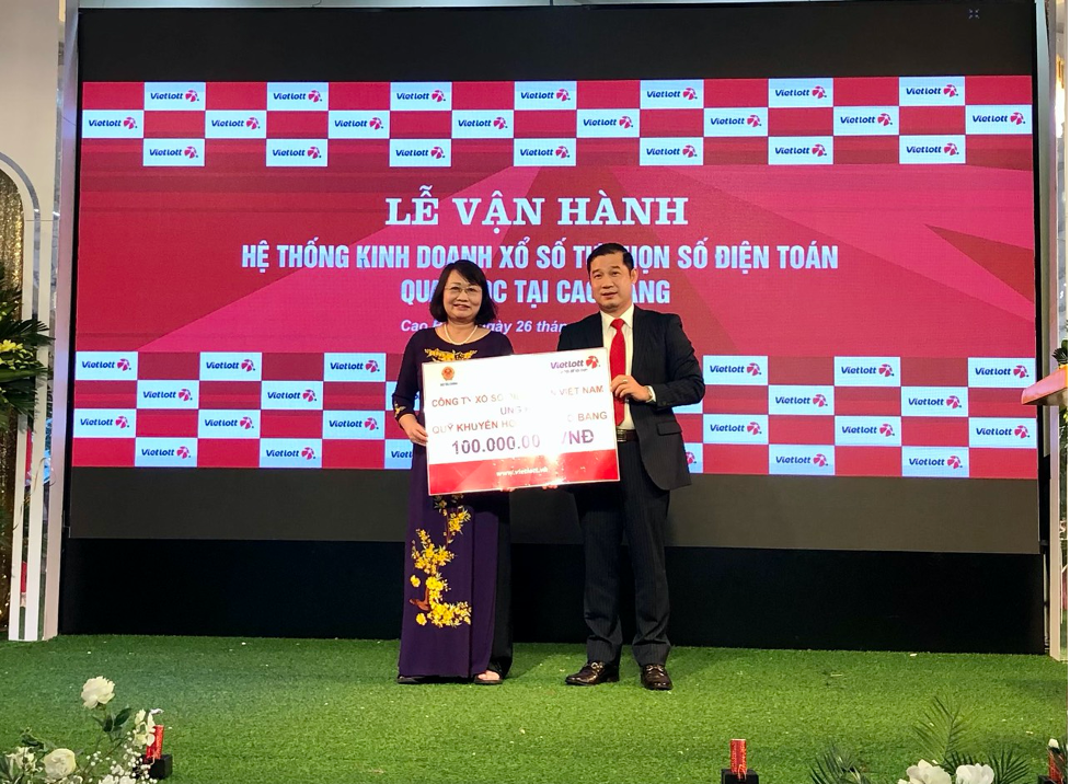 Đại diện Vietlott trao tặng 100 triệu đồng đến Quỹ khuyến học tỉnh Cao Bằng
