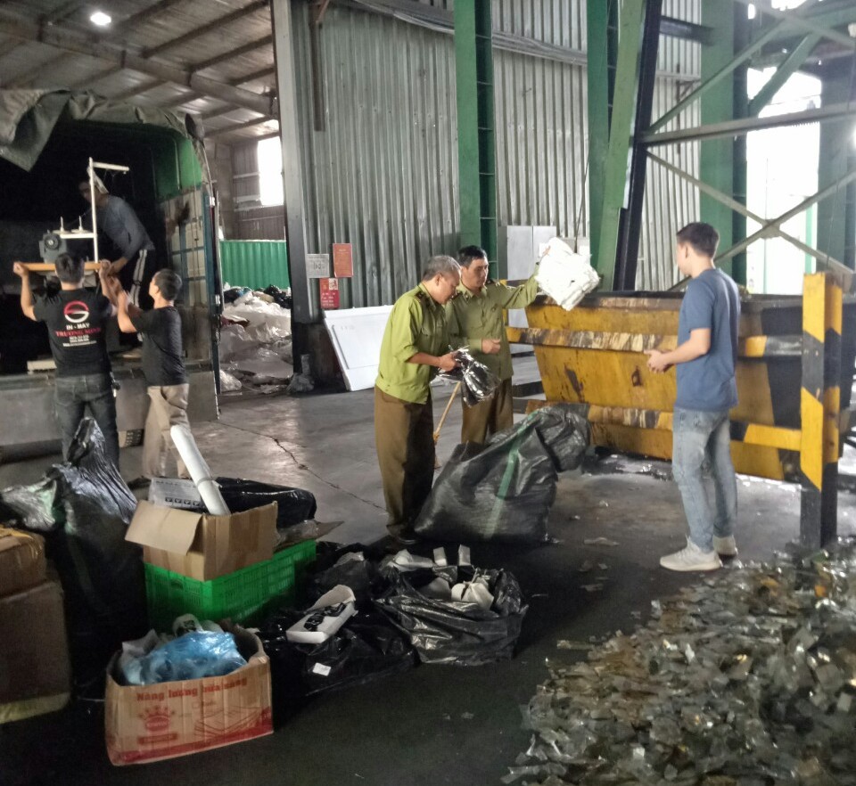 Lực lượng QLTT Bắc Ninh đang tiêu hủy hàng hóa vi phạm