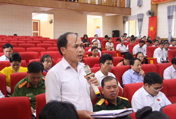 Nhiều nội dung giám sát chuyên đề được đưa ra thảo luận, chất vấn tại kỳ họp HĐND huyện Than Uyên - ảnh Tùng Phương