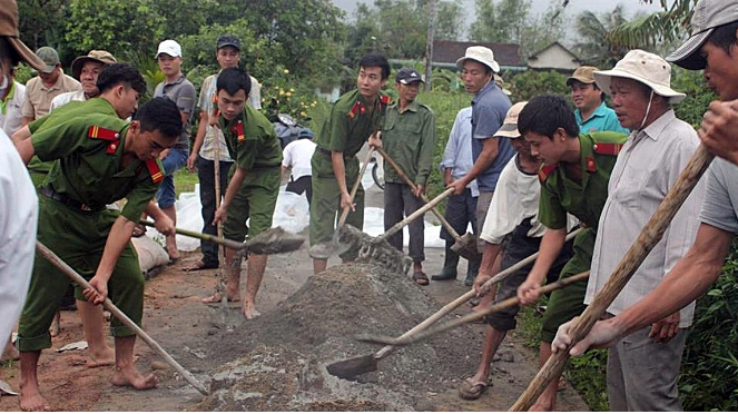 Công an huyện Hải Lăng giúp nhân dân sửa chữa đường xá hư hỏng sau mưa lũ