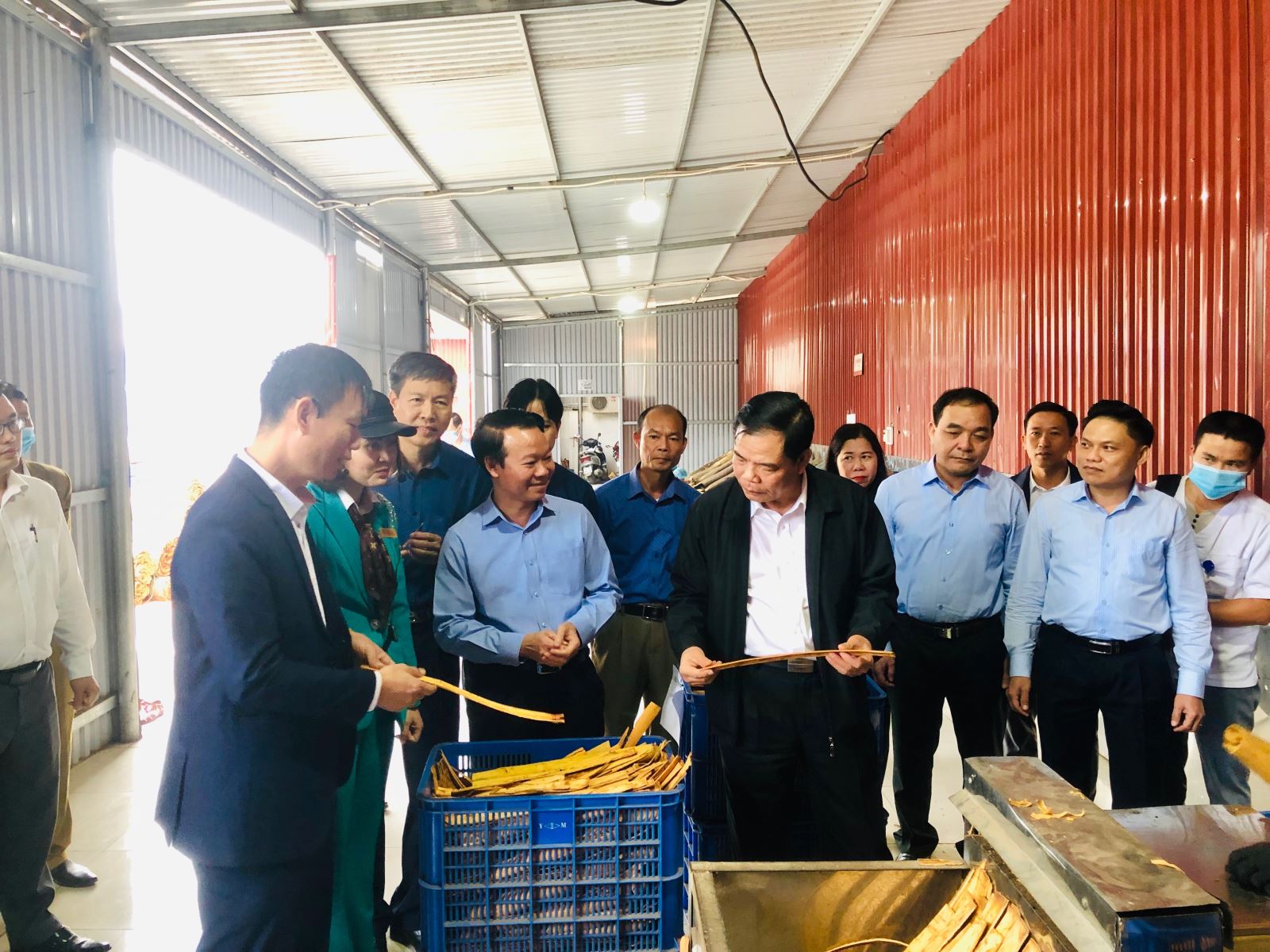 Ủy viên Trung ương Đảng, Bộ trưởng Bộ Nông nghiệp và Phát triển nông thôn Nguyễn Xuân Cường cùng lãnh đạo tỉnh Yên Bái tham quan mô quy trình sản xuất sản phẩm quế của HTX quế hồi Việt Nam
