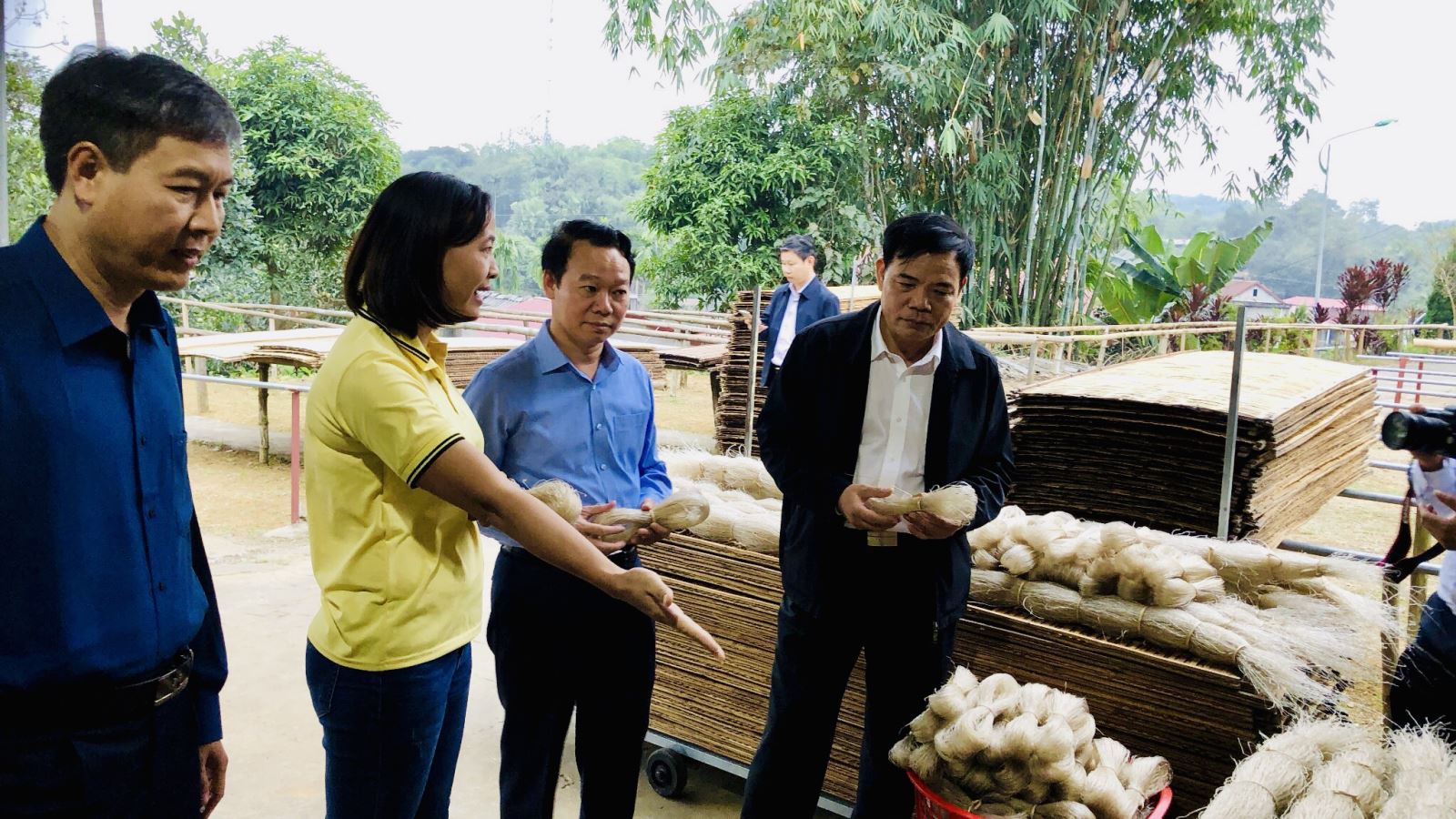 Ủy viên Trung ương Đảng, Bộ trưởng Bộ Nông nghiệp và Phát triển nông thôn Nguyễn Xuân Cường cùng lãnh đạo tỉnh Yên Bái tham quan mô hình HTX miến đao giới phiên