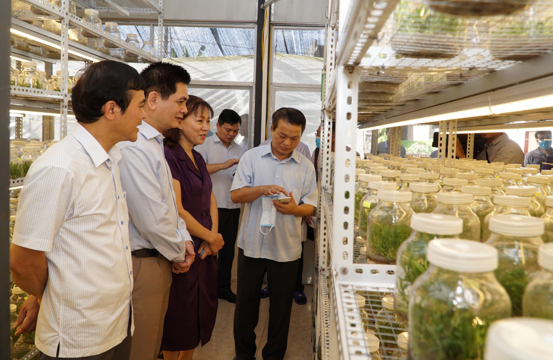 Đoàn giám sát Hội đồng dân tộc của Quốc hội khảo sát mô hình nuôi cấy mô, nhân giống trồng các cây dược liệu của Công ty TNHH Công nghệ Sinh học Ngân Hà, TP Cao Bằng