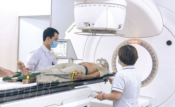 Thực hiện kỹ thuật xạ trị cho bệnh nhân tại Bệnh viện Đa khoa tỉnh Thái Bình