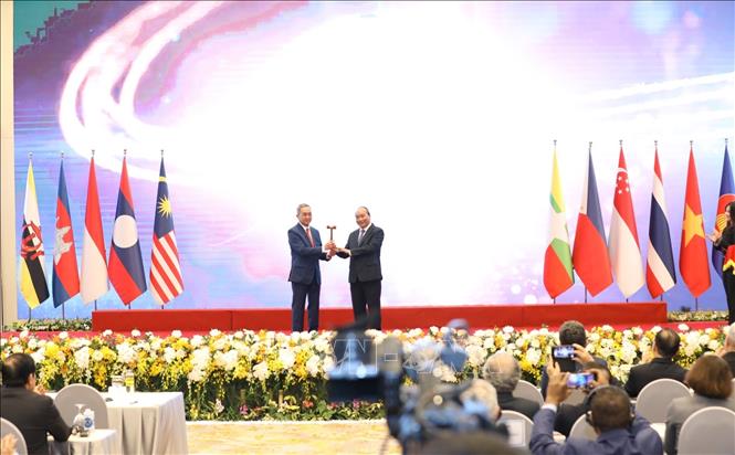 Thủ tướng Nguyễn Xuân Phúc trao chiếc búa gỗ cho Đại sứ Brunei tại Việt Nam-nước giữ vai trò Chủ tịch ASEAN 2021. Ảnh: Văn Điệp