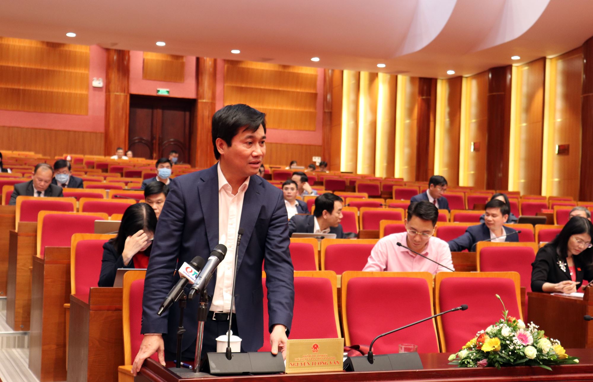	Phó Bí thư Tỉnh ủy, Chủ tịch UBND tỉnh Nguyễn Tường Văn phát biểu tại phiên thảo luận tổ