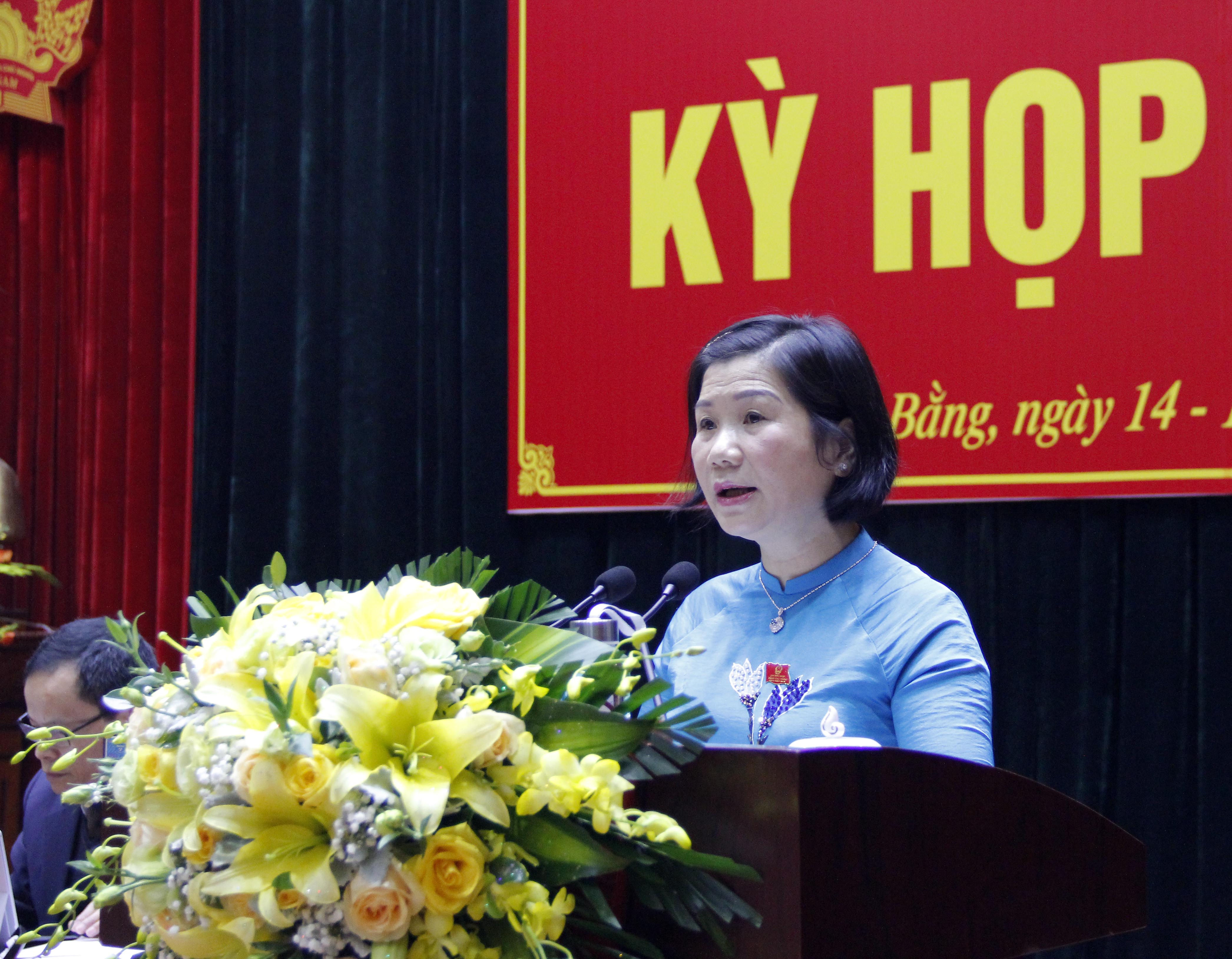 Phó Chủ tịch UBND tỉnh Nguyễn Bích Ngọc thay mặt UBND tỉnh báo cáo kết quả KT-XH của tỉnh năm 2020