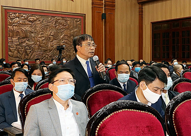 Đại biểu HĐND tỉnh tham gia chất vấn tại kỳ họp Ảnh: Trần Tâm