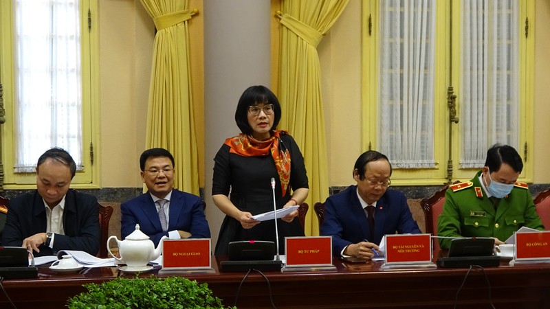 	Thứ trưởng Bộ Tư pháp Đặng Hoàng Oanh giới thiệu những điểm mới của Luật sửa đổi, bổ sung một số điều của Luật Xử lý vi phạm hành chính Ảnh: Hoàng Ngọc