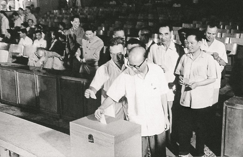 	Đại biểu Quốc hội Khóa II bầu Chủ tịch Nước và Phó Chủ tịch Nước tại Kỳ họp thứ Nhất, tháng 7.1960 Ảnh tư liệu