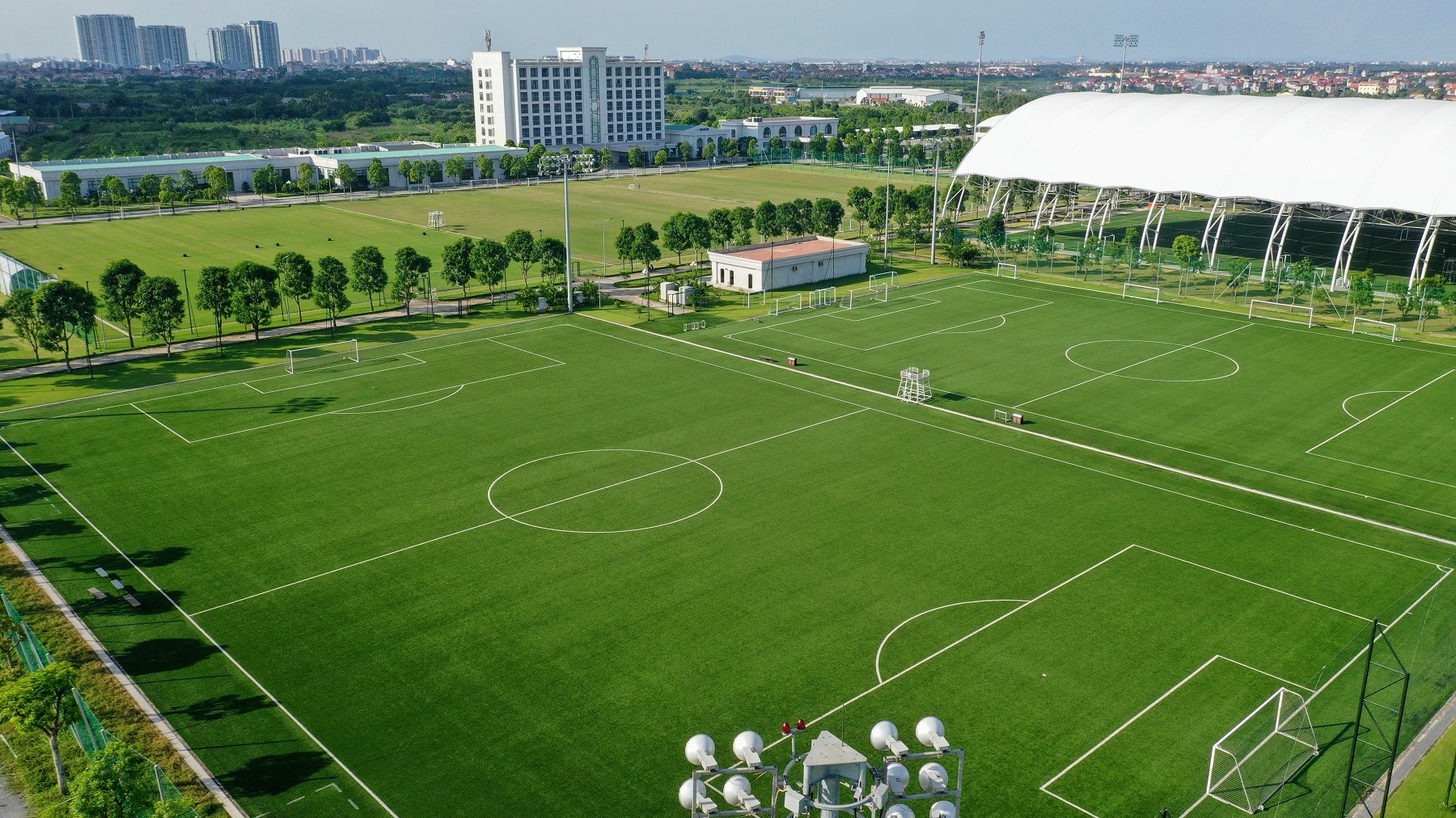 	PVF sơ hữu cơ sở vật chất hiện đại cùng bộ máy chuyên môn, vận hành được Liên đoàn Bóng đá châu Á AFC công nhận là một trong ba học viện đầu tiên tại Châu Á đạt chứng nhận học viện bóng đá 3 sao.
