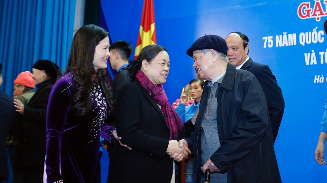 Nguyên Bí thư TƯ Đảng, nguyên Trưởng ban Dân vận TƯ Hà Thị Khiết hỏi thăm các thế hệ ĐBQH Hà Giang 