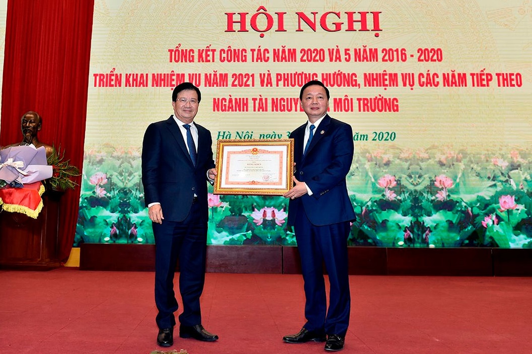 Phó Thủ tướng Trịnh Đình Dũng đã trao Bằng khen của Thủ tướng Chính phủ cho Bộ Tài nguyên và Môi trường