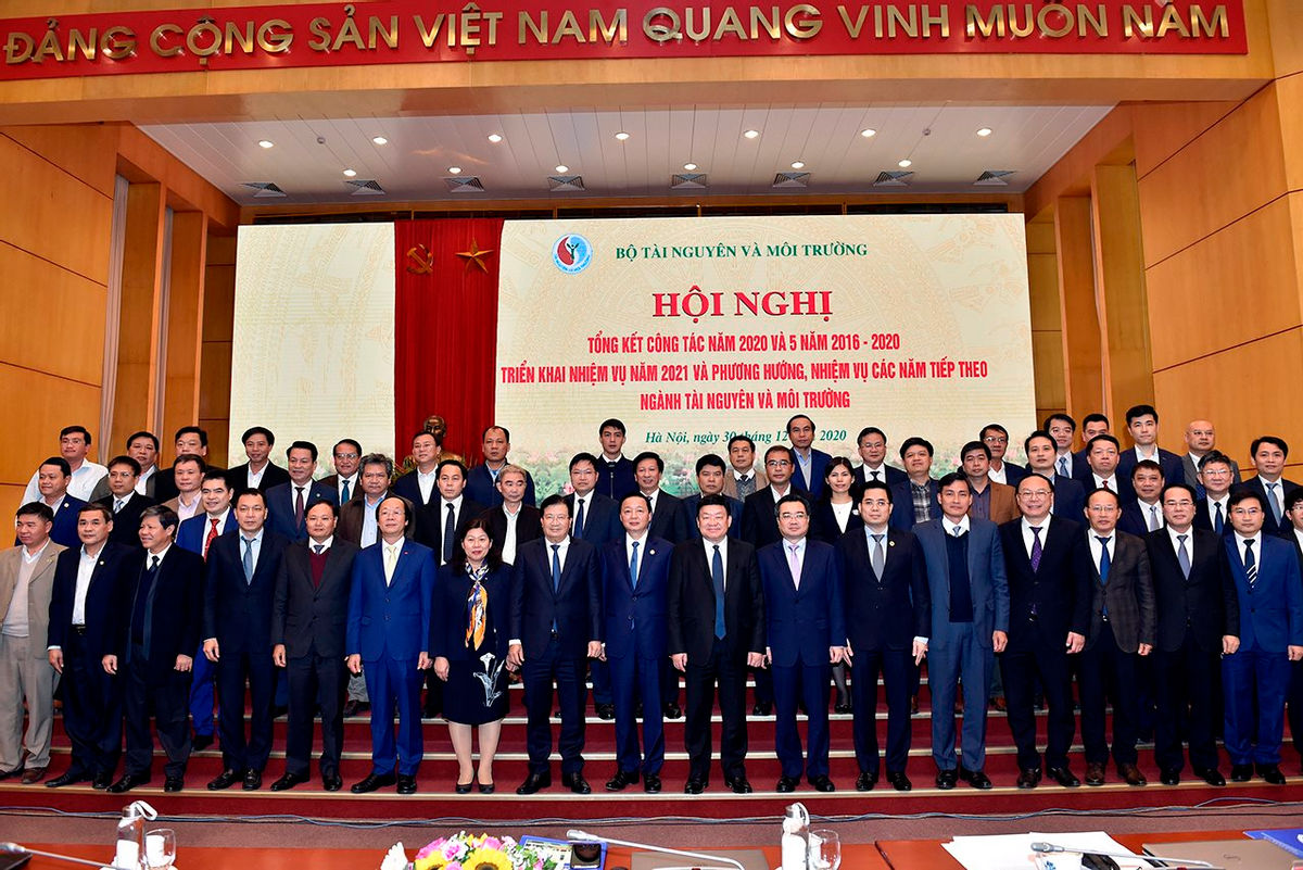Phó Thủ tướng Trịnh Đình Dũng chụp ảnh lưu niệm với các đại biểu tham dự Hội nghị