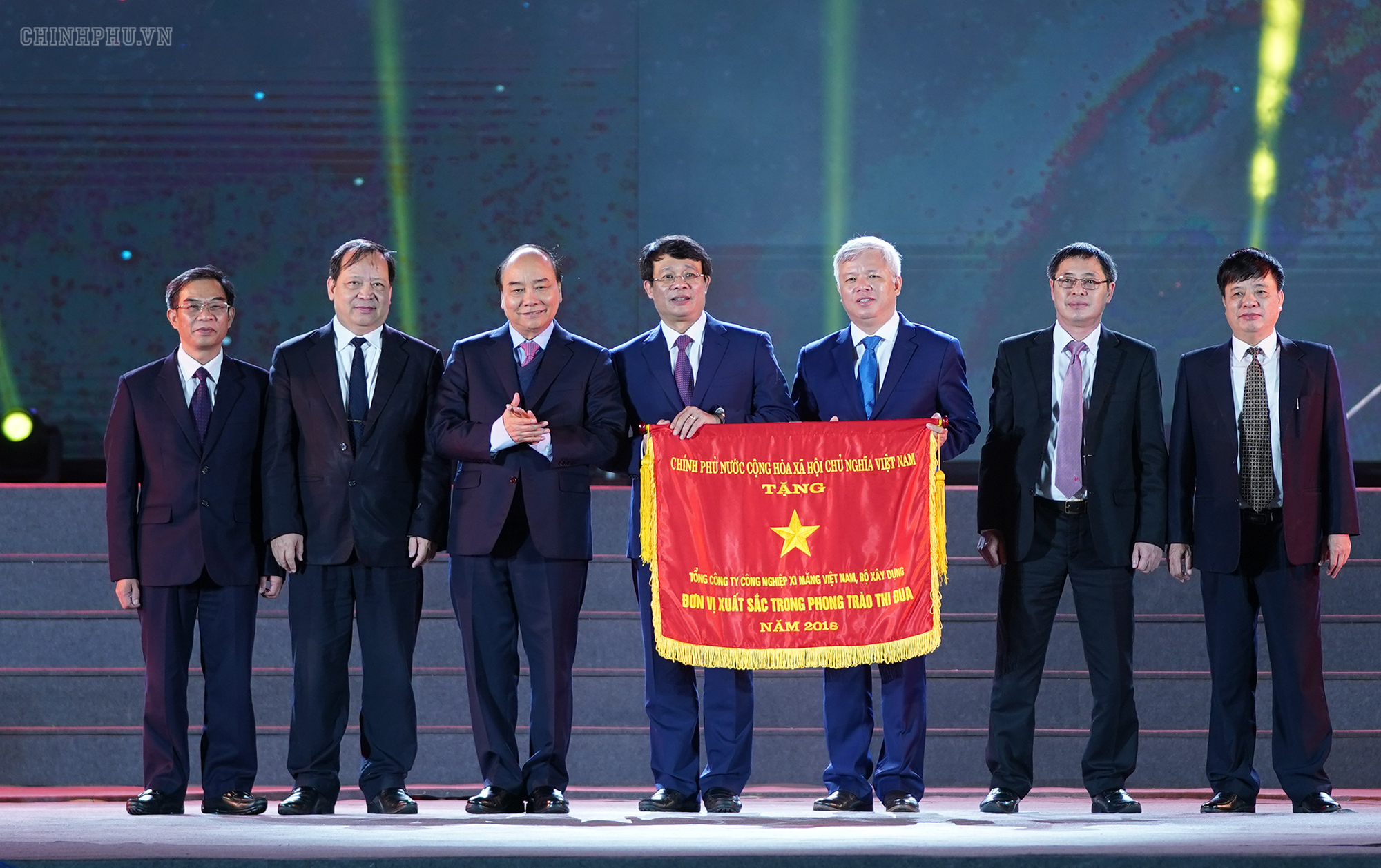	Thủ tướng Nguyễn Xuân Phúc tặng Cờ Thi đua Chính phủ cho Vicem tại lễ kỷ niệm 120 năm ngày ra đời ngành xi măng Việt Nam (tháng 1.2020) Ảnh: VPG
