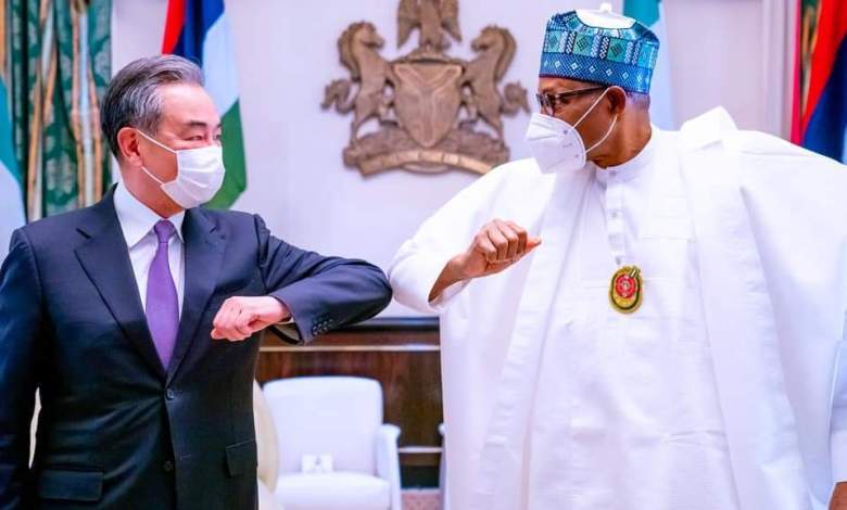 	Bộ trưởng Ngoại giao Trung Quốc Vương Nghị và người đồng cấp Nigeria Nigeria Geoffrey Onyeama "chào hỏi" thời Covid-19 trước khi tiến hành Họp báo chung ở Abuja ngày 5.1 - Dateline