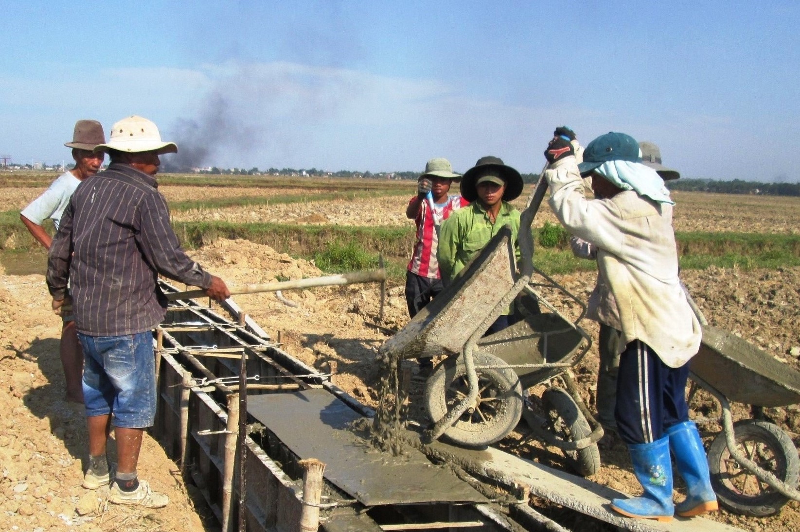 Giai đoạn 2016 - 2020, huyện Quế Sơn, Quảng Nam đã kiên cố hóa thêm gần 102km kênh mương các loại với số vốn đầu tư hơn 125 tỷ đồng - Ảnh: Văn Sự