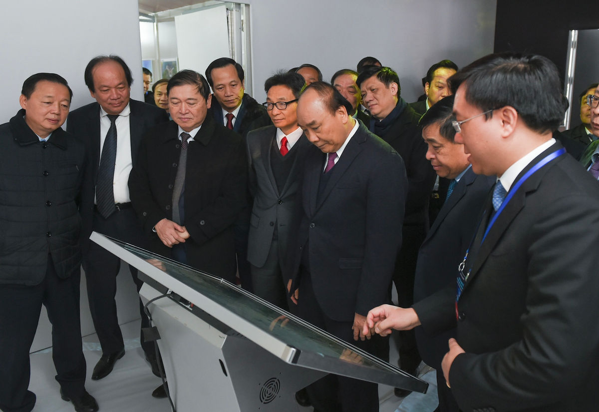 	Thủ tướng Nguyễn Xuân Phúc cùng các đại biểu trải nghiệm công nghệ 3D mapping giới thiệu về Trung tâm Đổi mới sáng tạo quốc gia