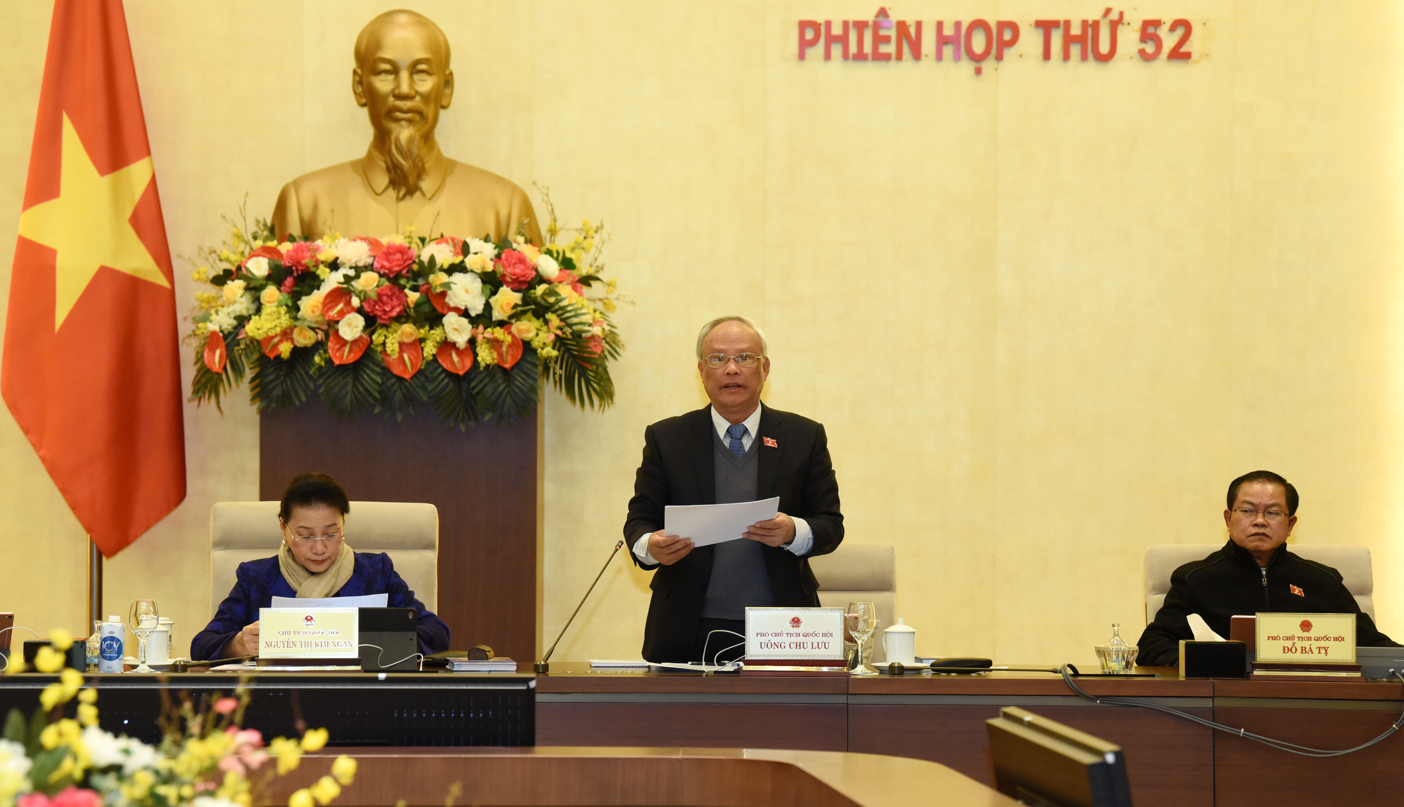 Phó Chủ tịch Quốc hội Uông Chu Lưu điều hành phiên họp