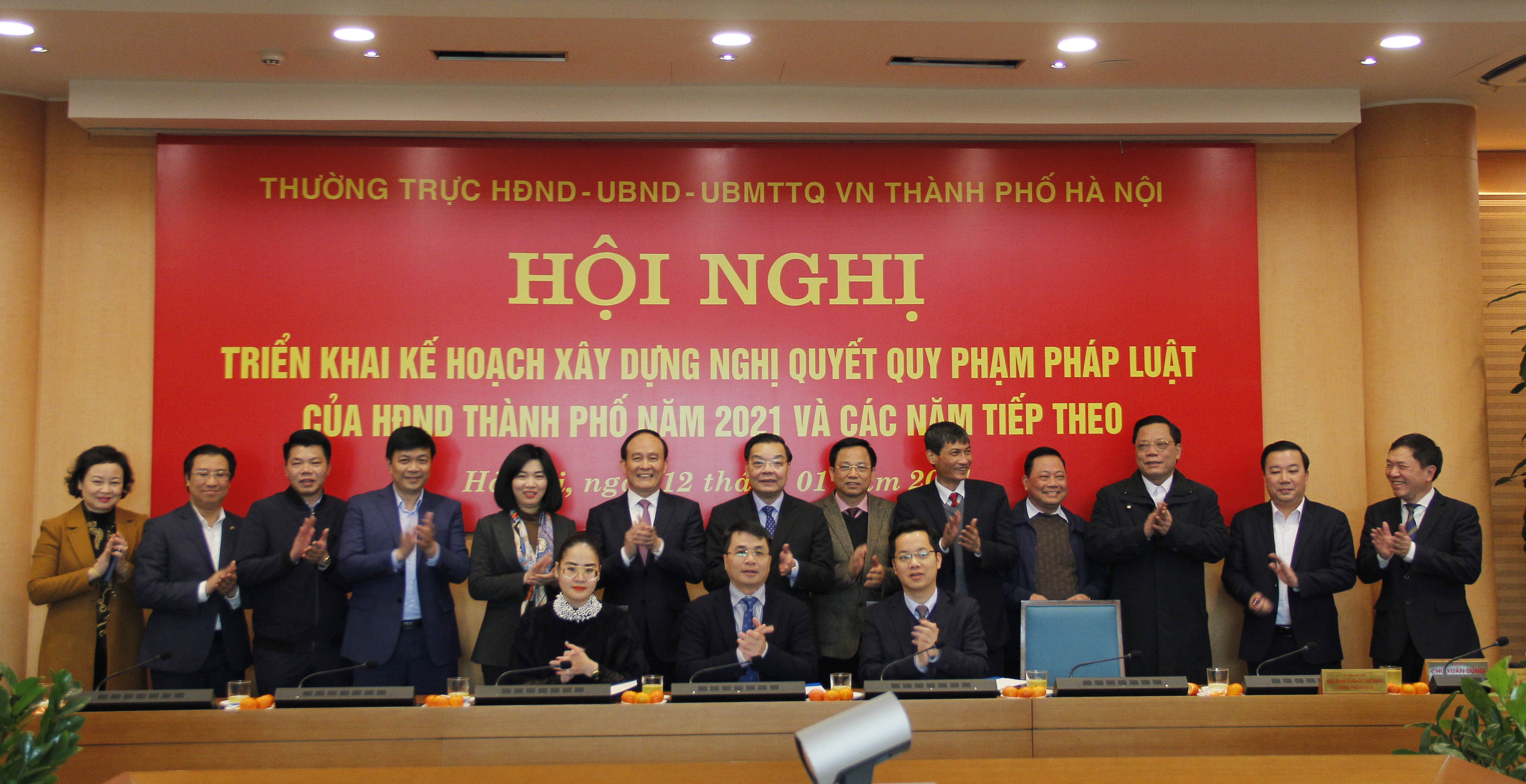 		Đại diện ba cơ quan HĐND-UBND-UBMTTQ Việt Nam thành phố đã ký thông báo kết luận Hội nghị