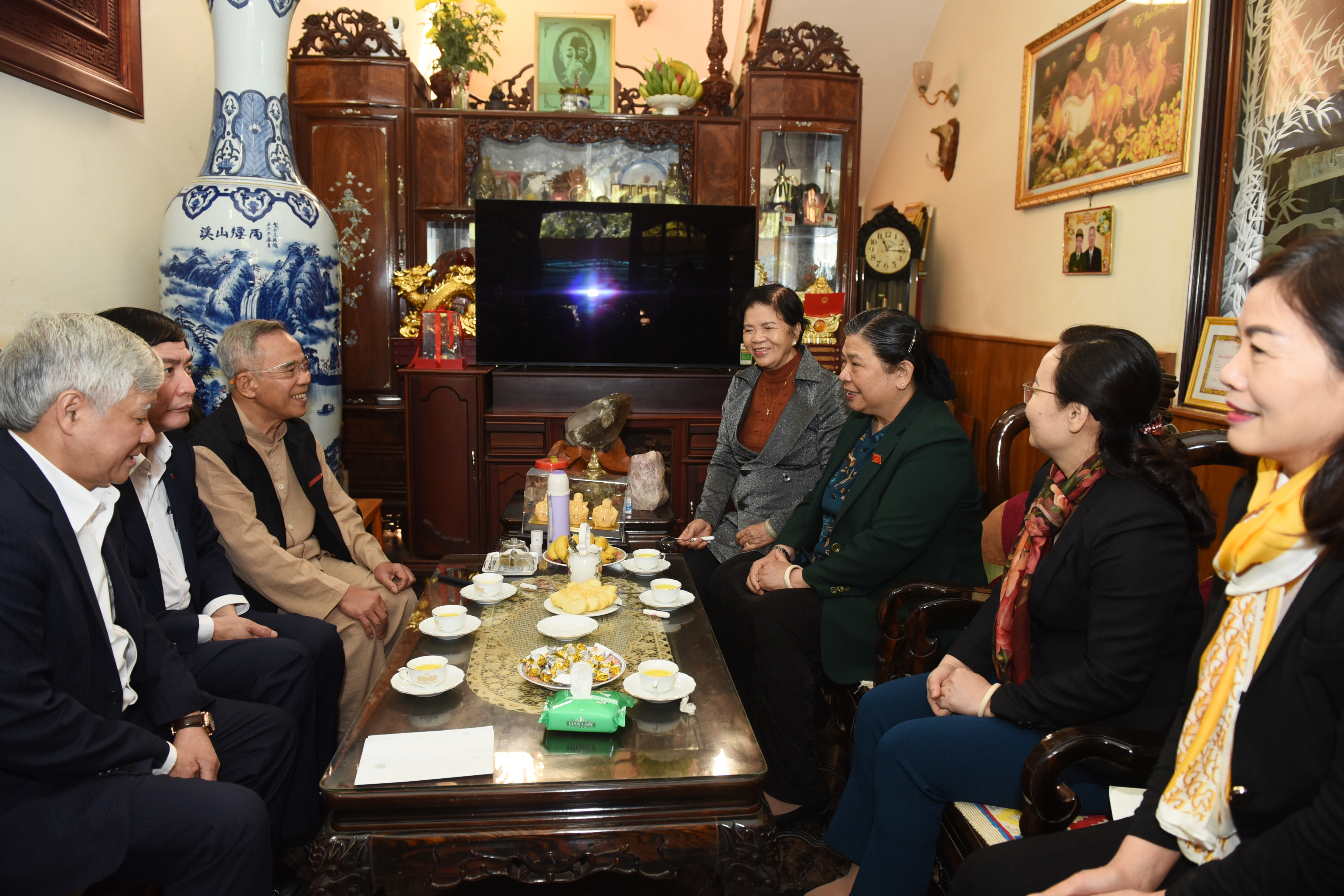 Phó Chủ tịch Thường trực Quốc hội Tòng Thị Phóng thăm, tặng quà gia đình nguyên Bí thư tỉnh Đắk Lăk Y Ly Niê K Dăm