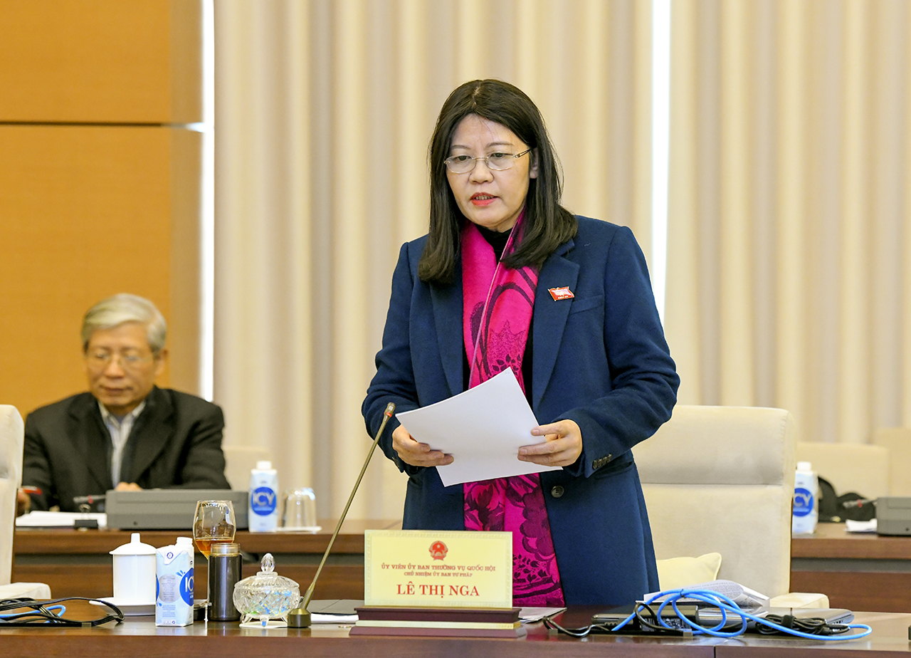 Chủ nhiệm Ủy ban Tư pháp Lê Thị Nga trình bày Báo cáo thẩm tra