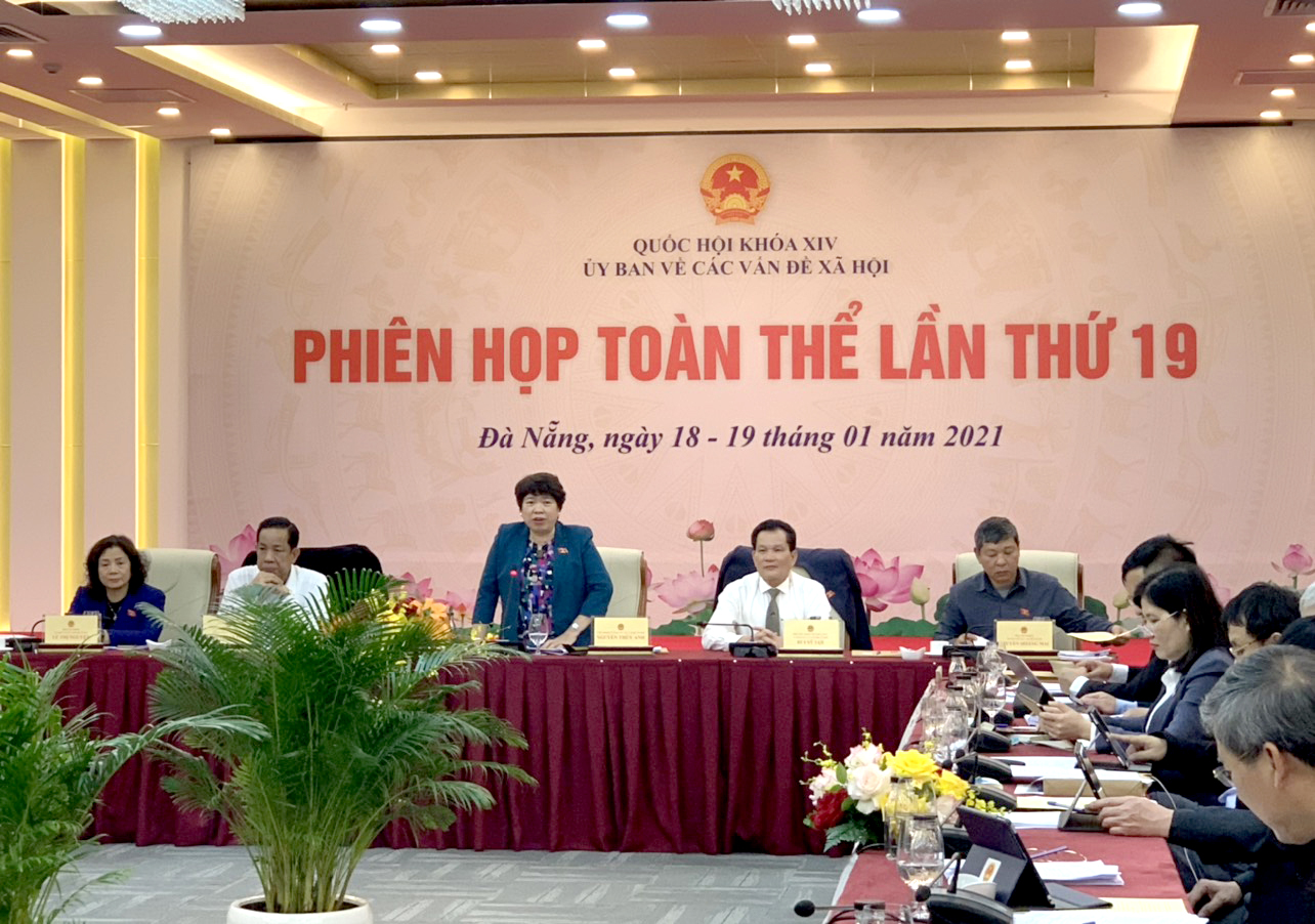 CHủ nhiệm Ủy ban Về các vấn đề xã hội Nguyễn Thúy Anh phát biểu tại phiên họp