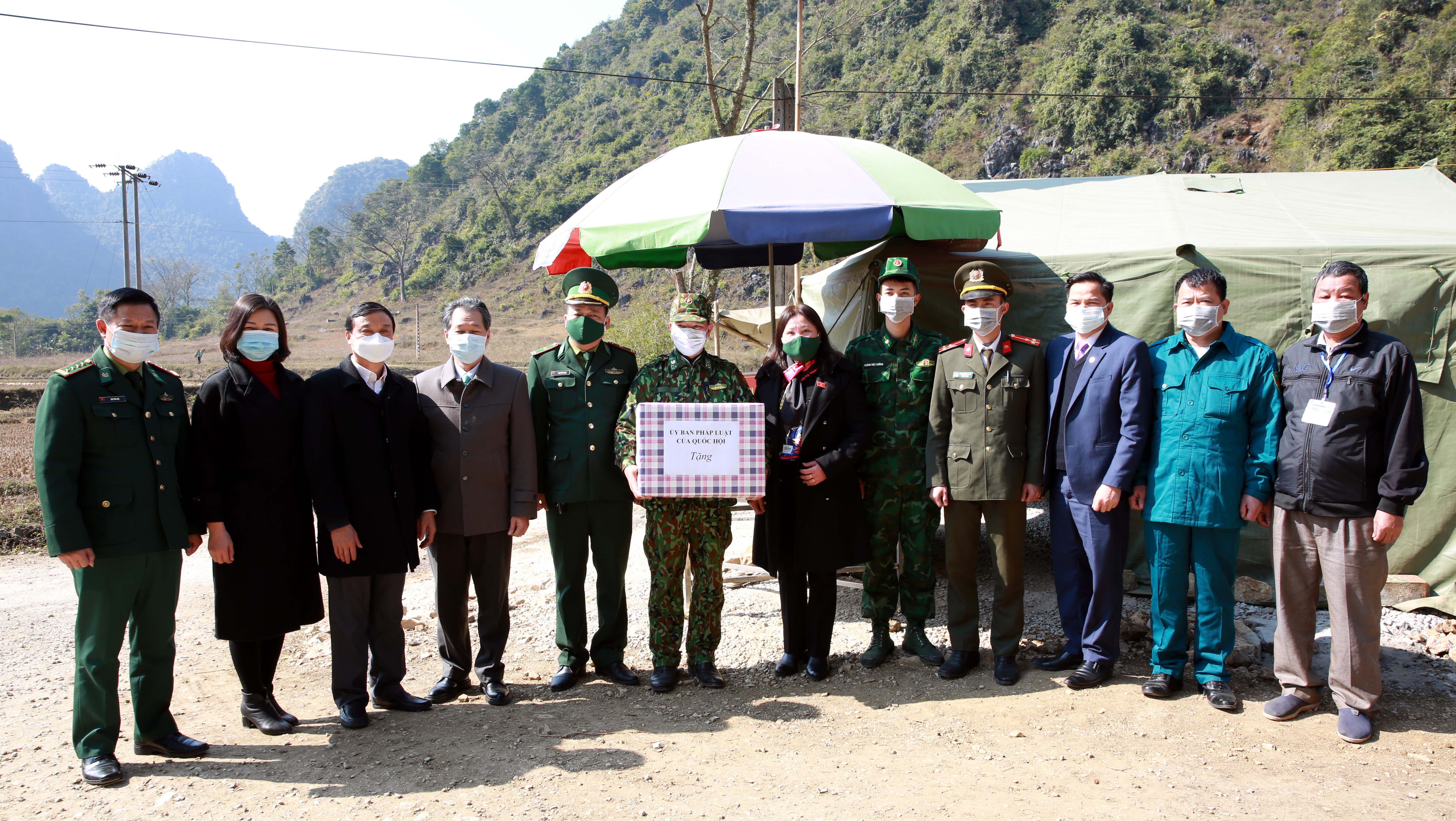 Đoàn công tác của Thường trực Uỷ ban Pháp luật đến thăm và tặng quà tại chốt kiểm soát dịch bệnh Covid-19 tại huyện Trùng Khánh, tỉnh Cao Bằng