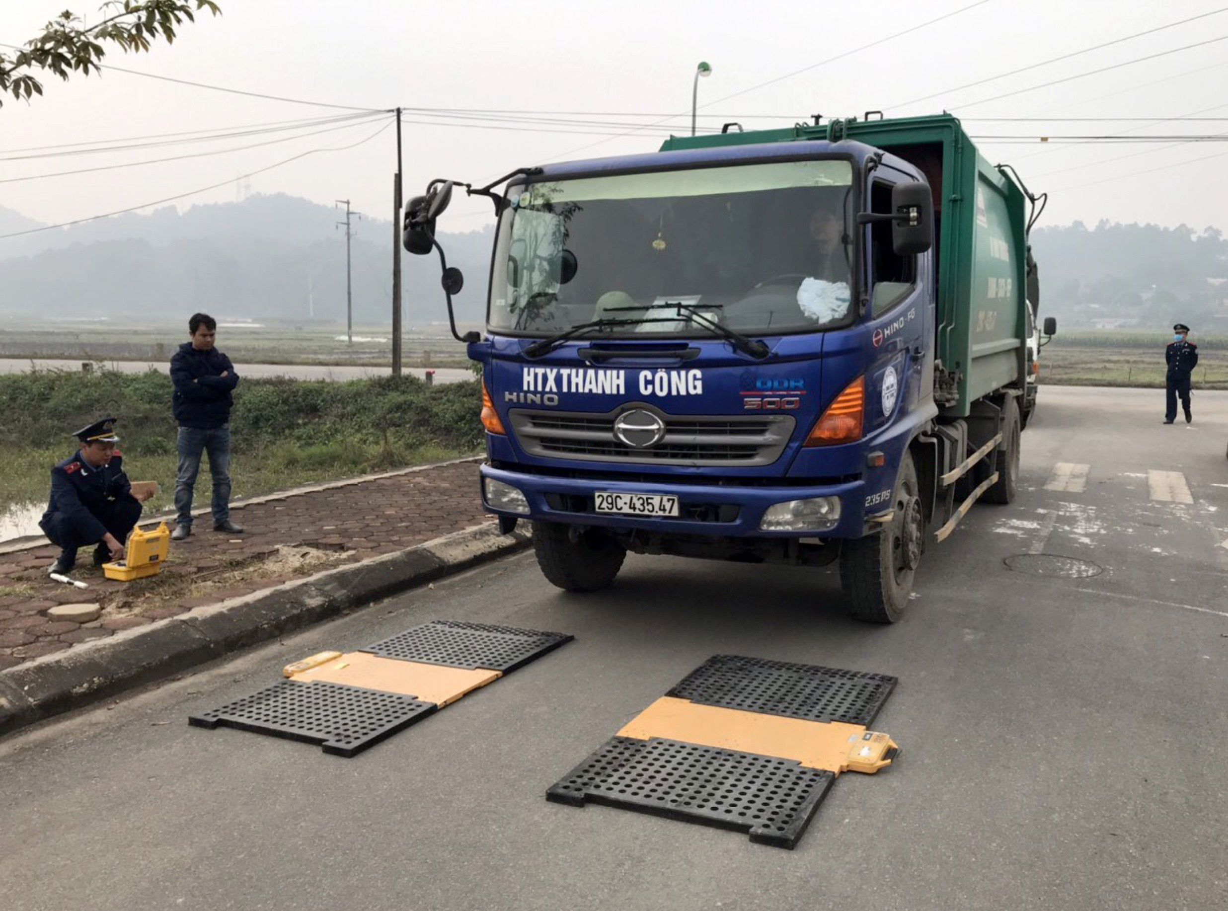 	Lực lượng Thanh tra Sở GT - VT xử lý xe chở rác quá tải tại Quốc lộ 21B, thị xã Sơn Tây.