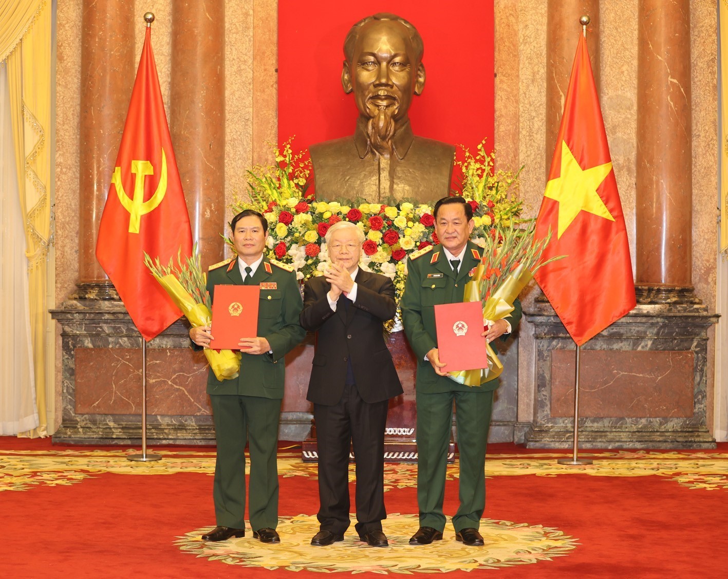 	Tổng Bí thư, Chủ tịch Nước Nguyễn Phú Trọng trao Quyết định thăng quân hàm Thượng tướng cho hai Thứ trưởng Bộ Quốc phòng Ảnh: Trí Dũng