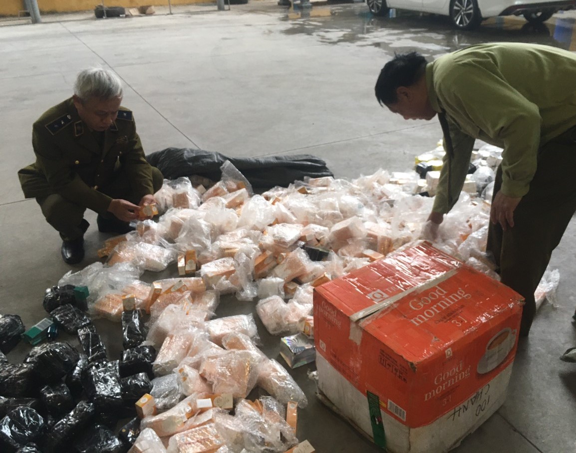 Lực lượng QLTT Bắc Ninh đang kiểm đếm lô mỹ phẩm