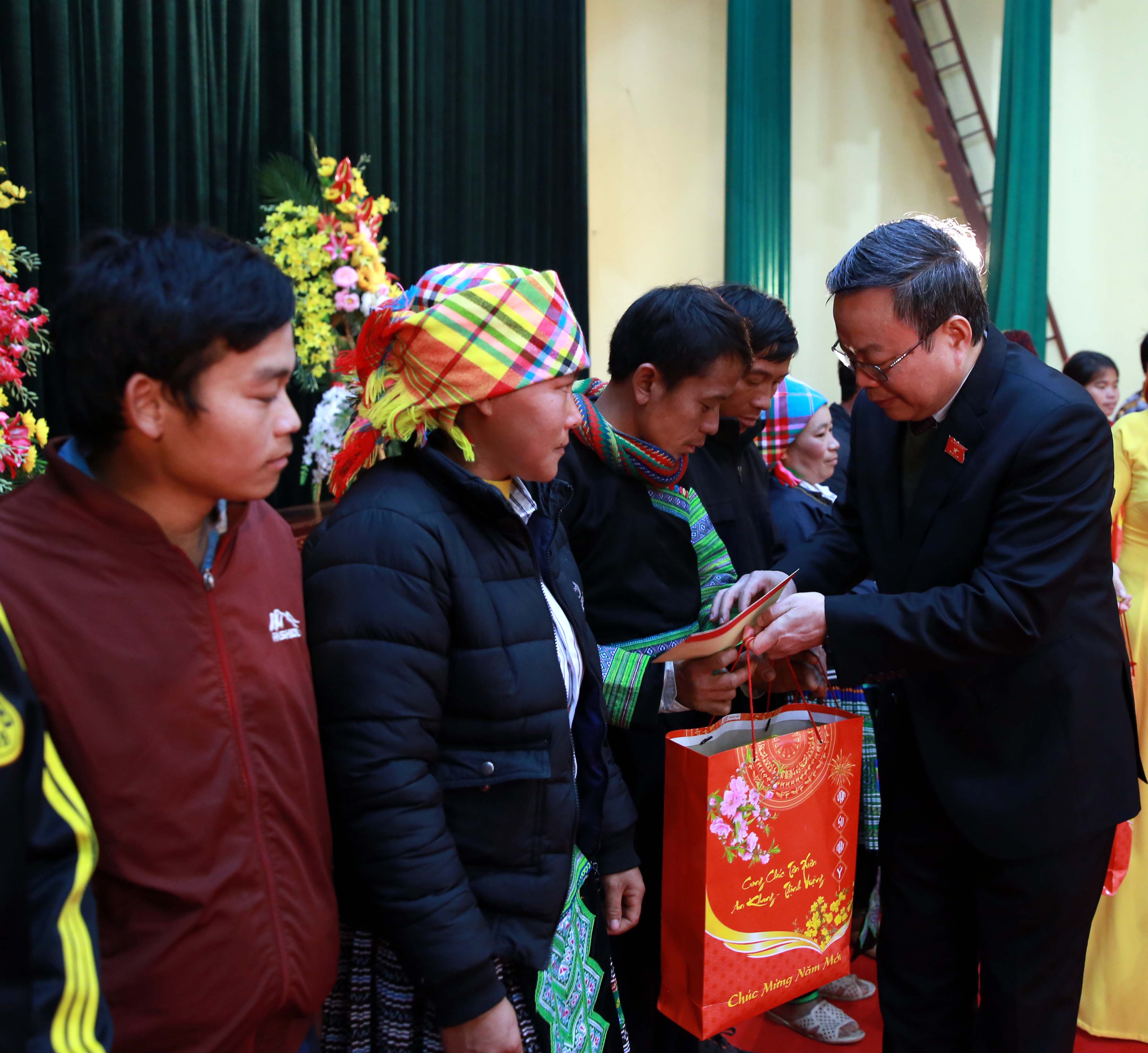 Phó Chủ tịch Quốc hội Phùng Quốc Hiển tặng quà cho các hộ nghèo, gia đình chính sách trên địa bàn huyện Văn Chấn tỉnh Yên Bái