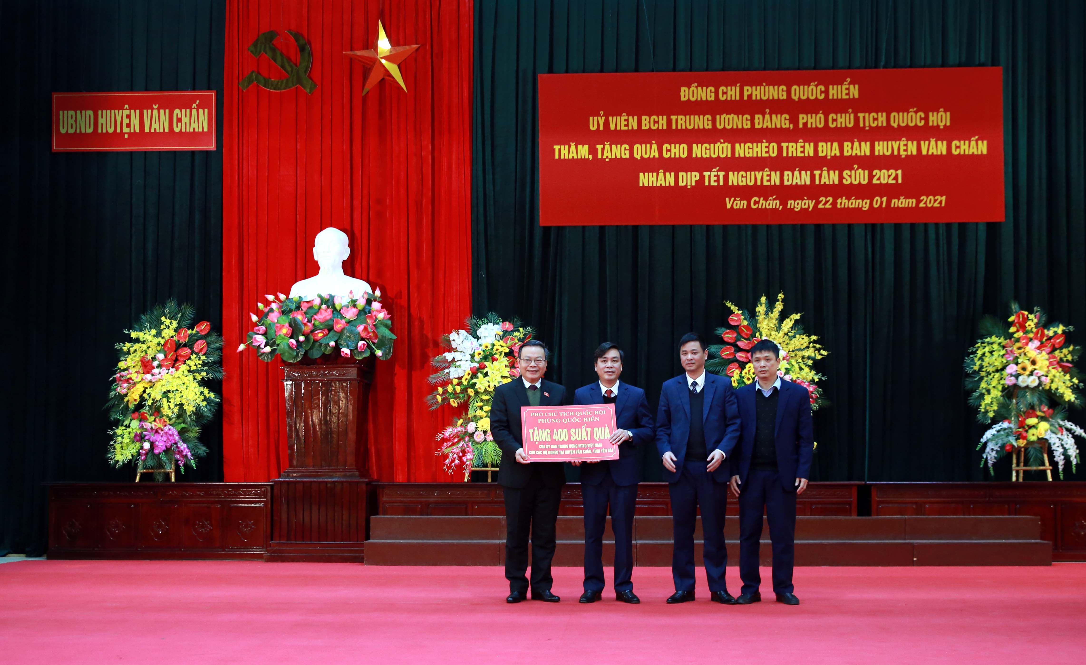 Phó Chủ tịch Quốc hội Phùng Quốc Hiển tặng 400 phần quà cho các hộ nghèo, gia đình chính sách trên địa bàn huyện Văn Chấn tỉnh Yên Bái