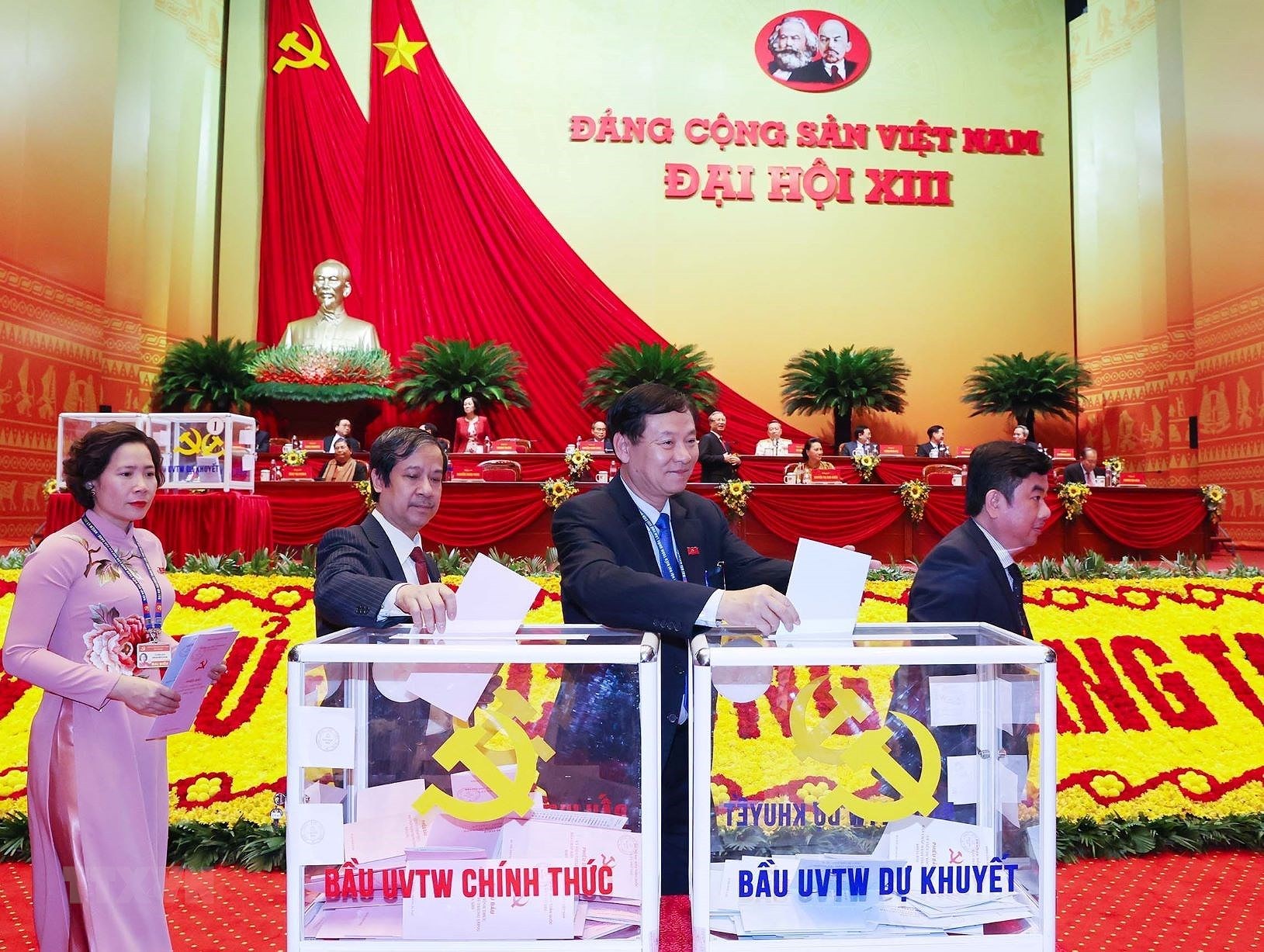 Các đại biểu bỏ phiếu bầu Ban Chấp hành Trung ương khóa XIII. (Ảnh: TTXVN)