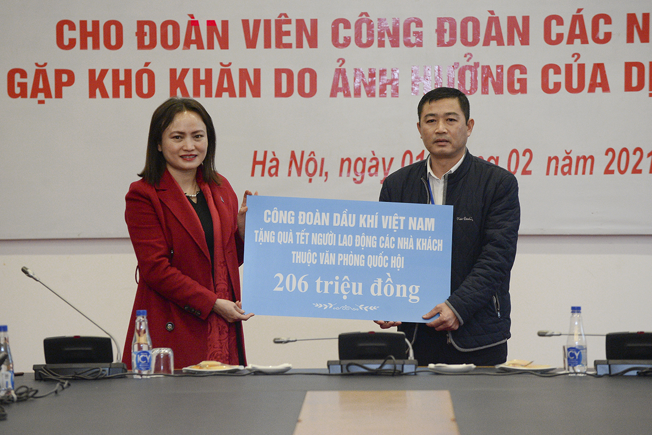 	Chủ tịch Công đoàn Dầu khí Việt Nam Nghiêm Thùy Lan tặng quà Tết cho người lao động gặp khó khăn do ảnh hưởng của dịch Covid-19 tại các nhà khách thuộc Văn phòng Quốc hội