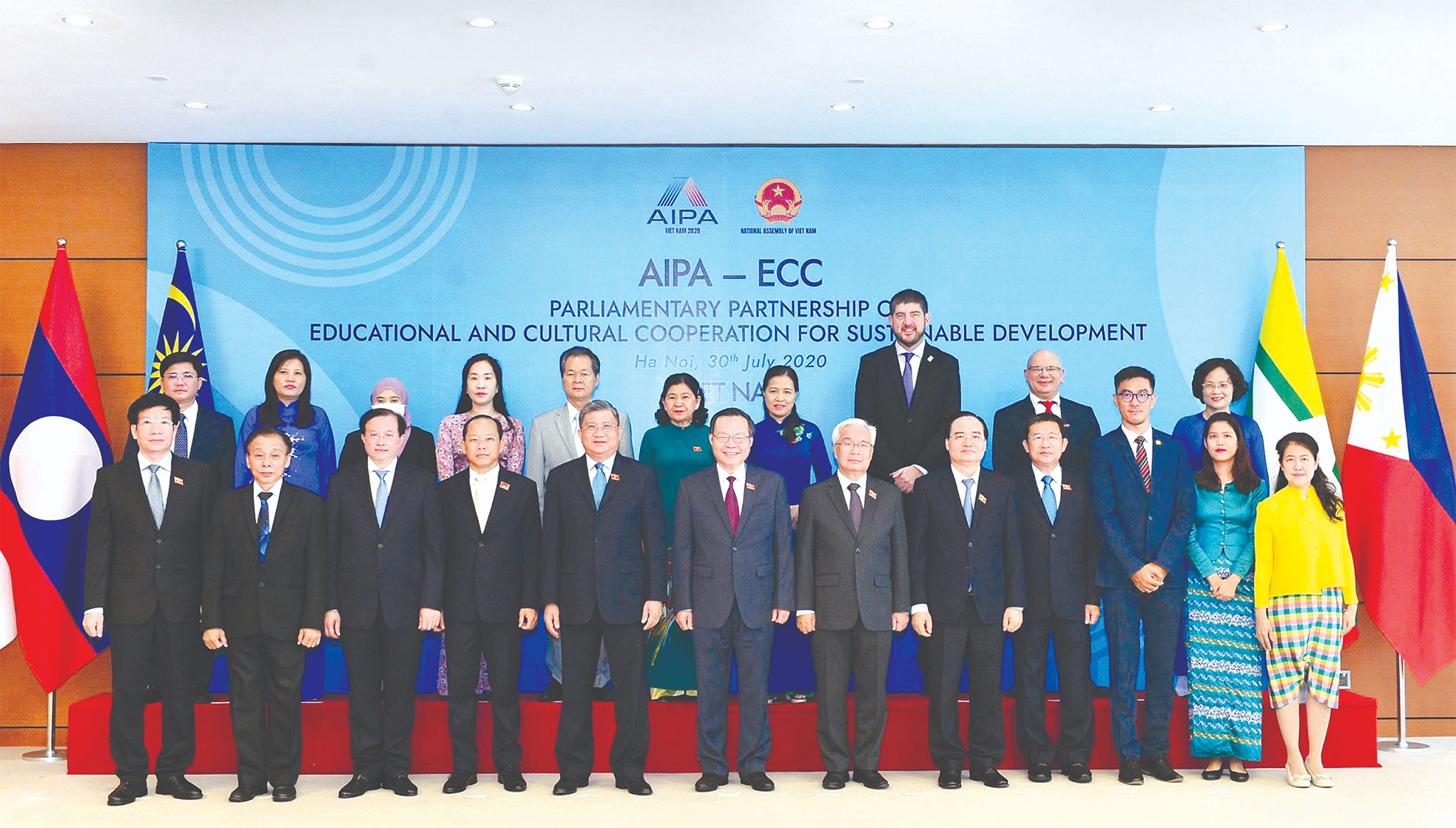 	Phó Chủ tịch Quốc hội Phùng Quốc Hiển với các đại biểu dự Hội nghị trực tuyến “Đối tác nghị viện về hợp tác giáo dục, văn hóa vì sự phát triển bền vững” (AIPA-ECC) tại điểm cầu Nhà Quốc hội, tháng 7.2020 Ảnh: Quang Khánh