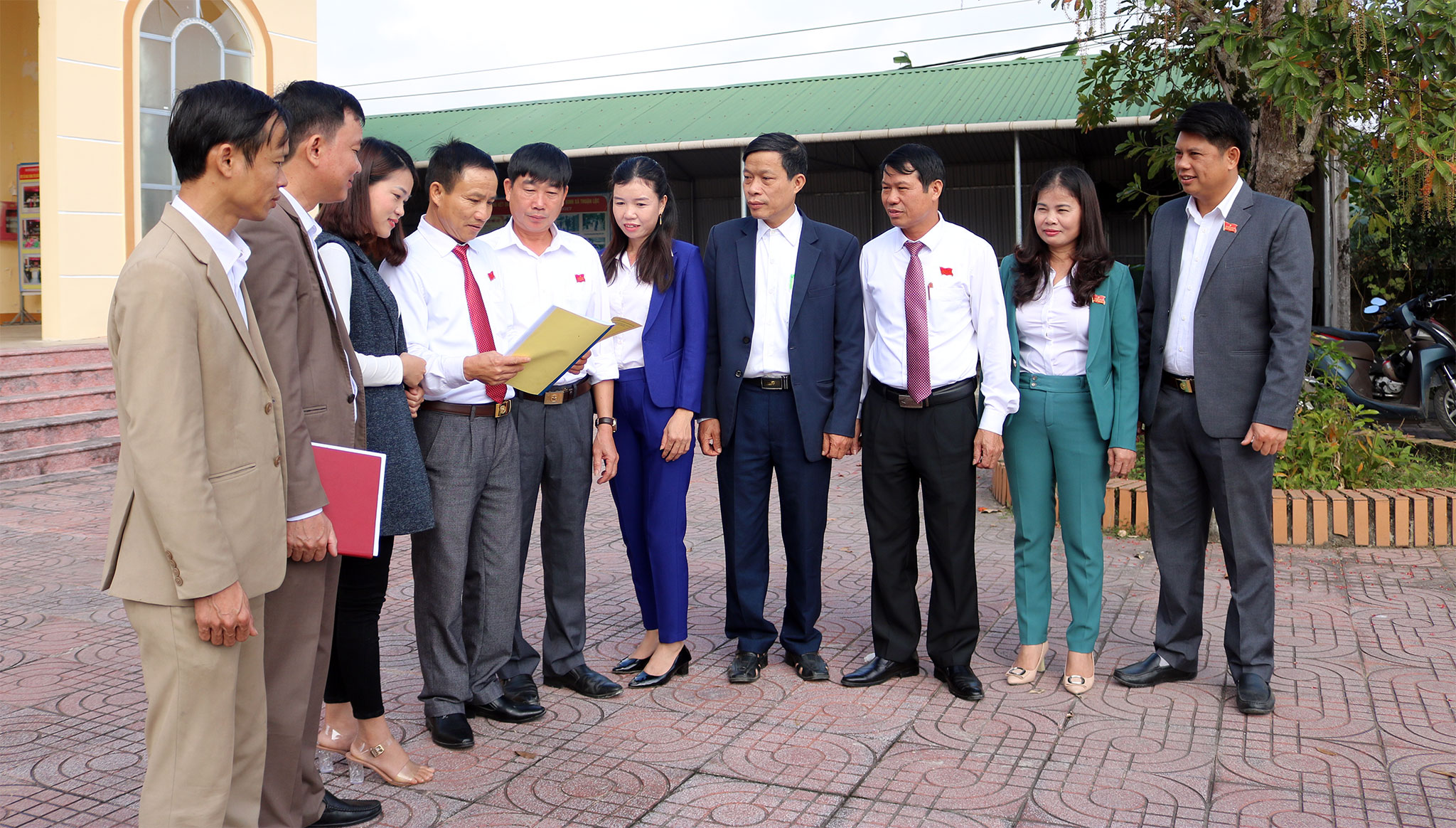 Đại biểu HĐND thị xã Hồng Lĩnh và xã Thuận Lộc bên lề kỳ họp thường kỳ cuối cùng của nhiệm kỳ 2016-2021 - ảnh BÌNH NGUYÊN