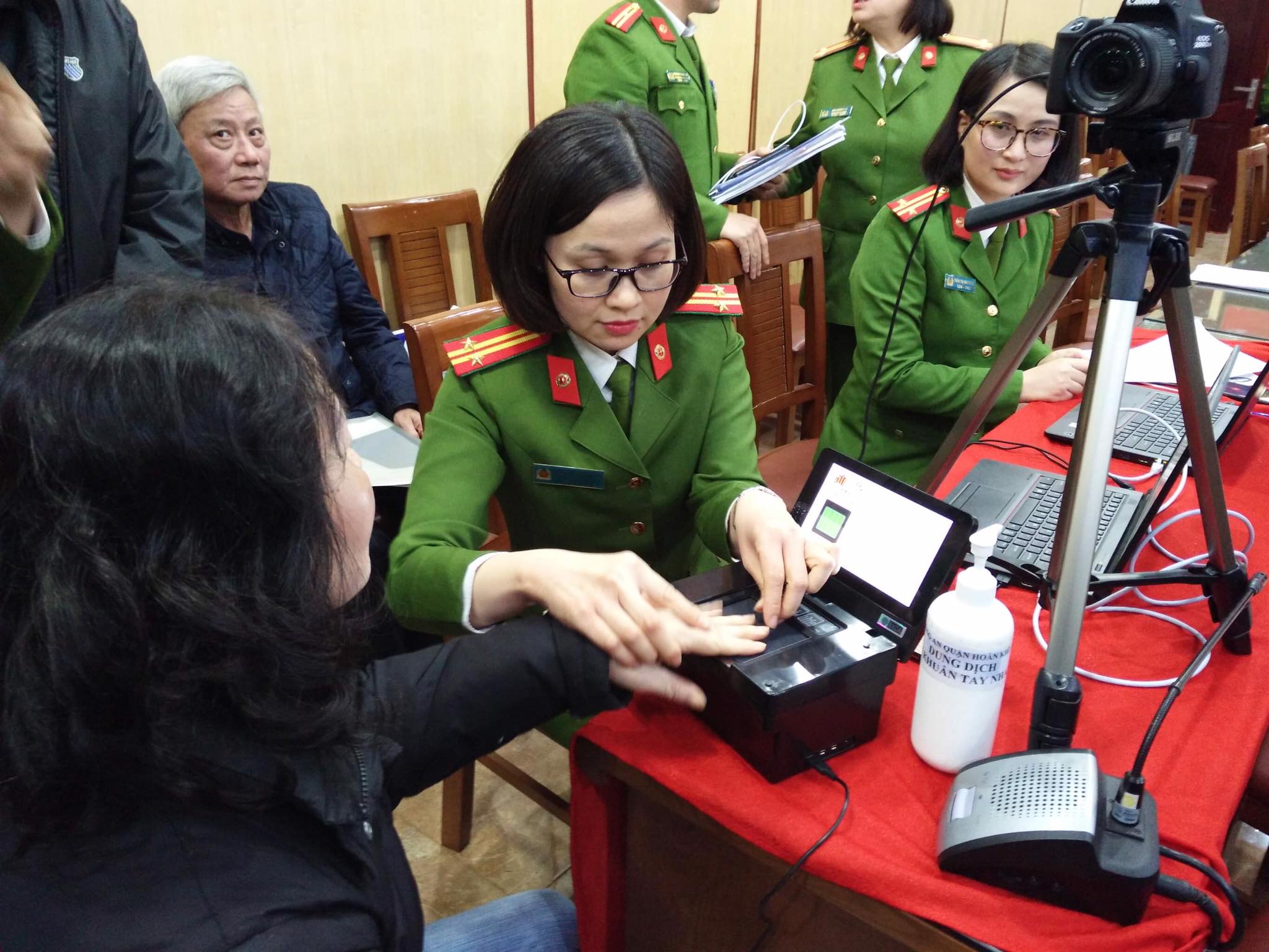 Người dân quận Hoàn Kiếm đi làm thẻ căn cước công dân gắn chíp
