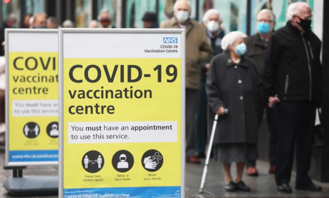 	Người dân Anh xếp hàng chờ tiêm vaccine - CNN