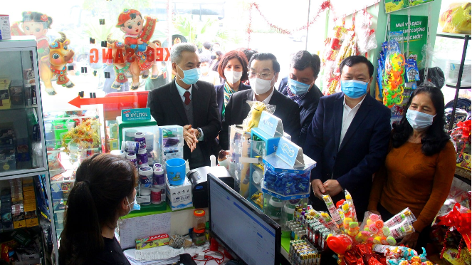 Đoàn công tác kiểm tra một siêu thị trên địa bàn huyện Thanh Oai.