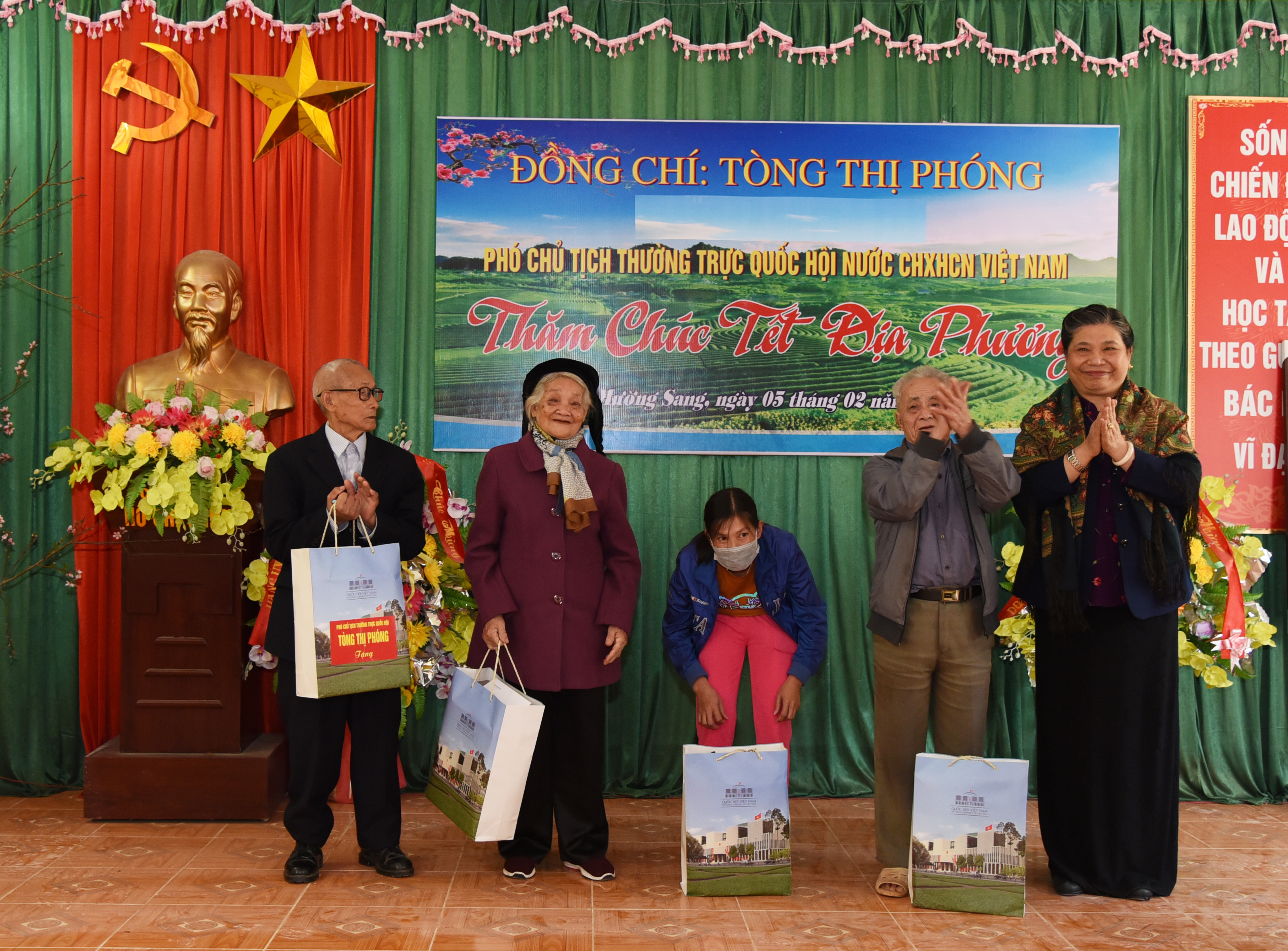 Phó Chủ tịch Thường trực Quốc hội Tòng Thị Phóng đã ân cần thăm hỏi và tặng quà một số gia đình chính sách, gia đình nghèo ở xã Mường Sang, Mộc Châu, Sơn LaDSC_2225