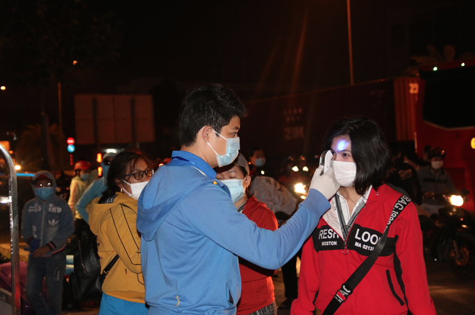 	Lễ tiễn công nhân tại TP. Hồ Chí Minh sáng 6.2 áp dụng triệt để các biện pháp phòng chống dịch Ảnh: NLĐ
