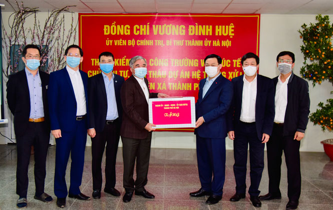 Bí thư Thành uỷ Vương Đình Huệ đã tặng quà Ban Quản lý dự án đầu tư xây dựng công trình cấp nước, thoát nước và môi trường thành phố Hà Nội