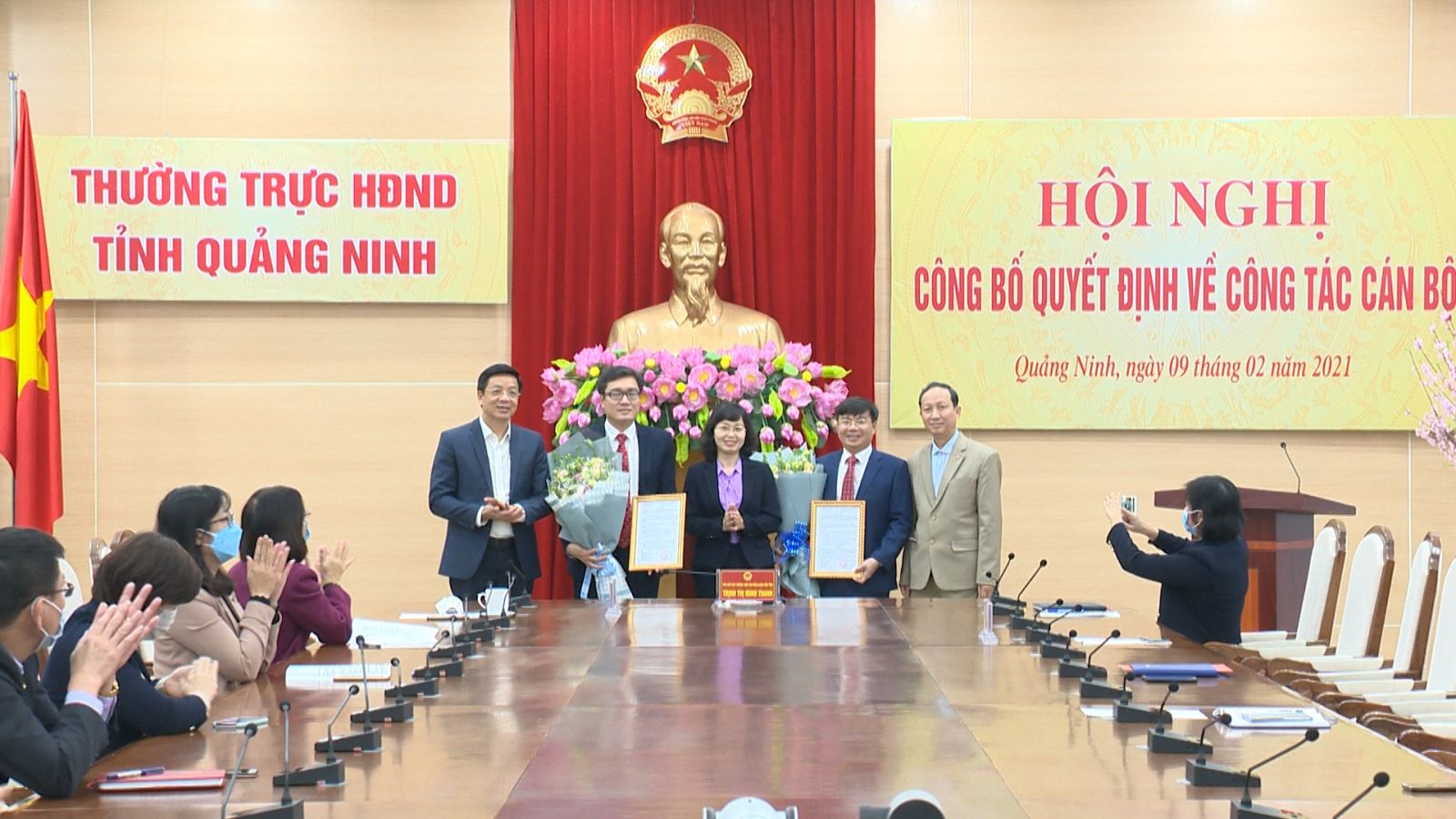 Phó Chủ tịch Thường trực HĐND tỉnh Trịnh Thị Minh Thanh trao quyết định bổ nhiệm 2 Phó Chánh Văn phòng Đoàn ĐBQH và HĐND tỉnh.