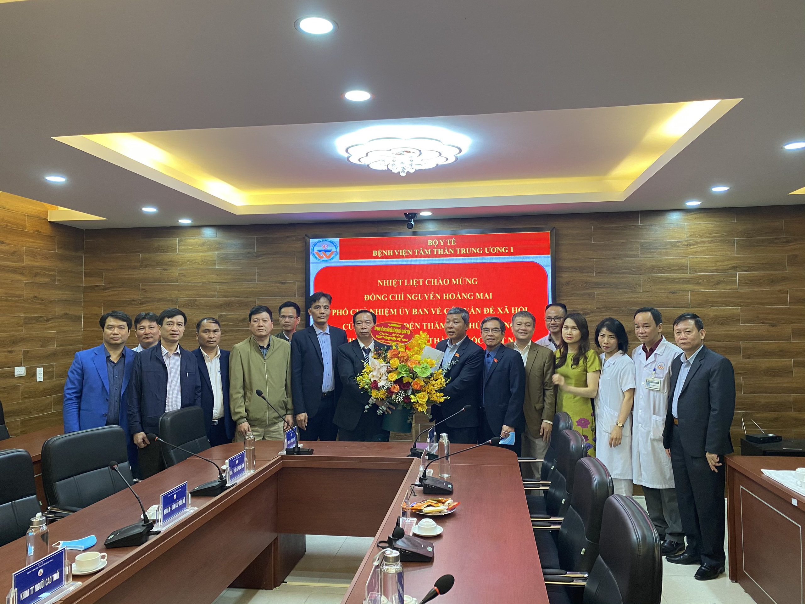 Phó Chủ nhiệm Ủy ban Về các vấn đề xã hội Nguyễn Hoàng Mai thăm và chúc mừng Bệnh viện Tâm thần Trung ương