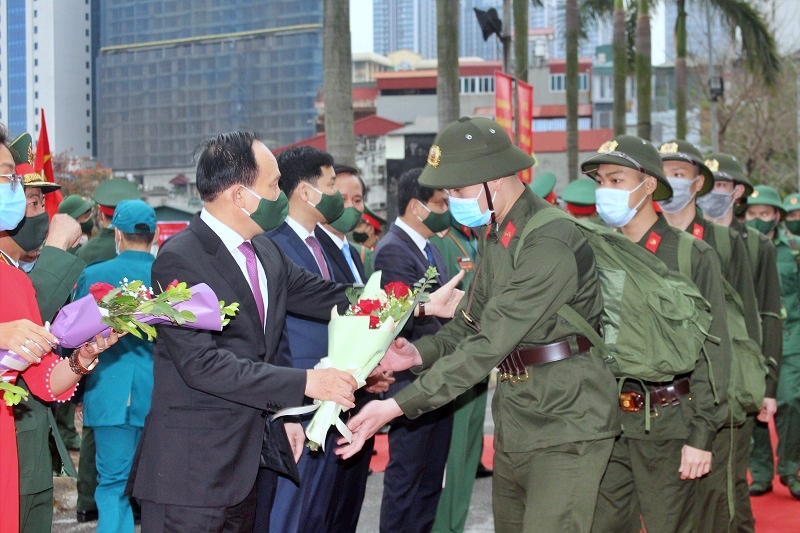 Phó Bí thư Thành ủy, Chủ tịch HĐND TP Hà Nội Nguyễn Ngọc Tuấn tặng hoa, động viên các tân binh quận Ba Đình lên đường nhập ngũ