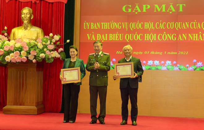 Bộ trưởng Tô Lâm trao Kỷ niệm chương Bảo vệ an ninh Tổ quốc tặng Chủ tịch Quốc hội Nguyễn Thị Kim Ngân, đồng chí Phó Chủ tịch Quốc hội Uông Chu Lưu